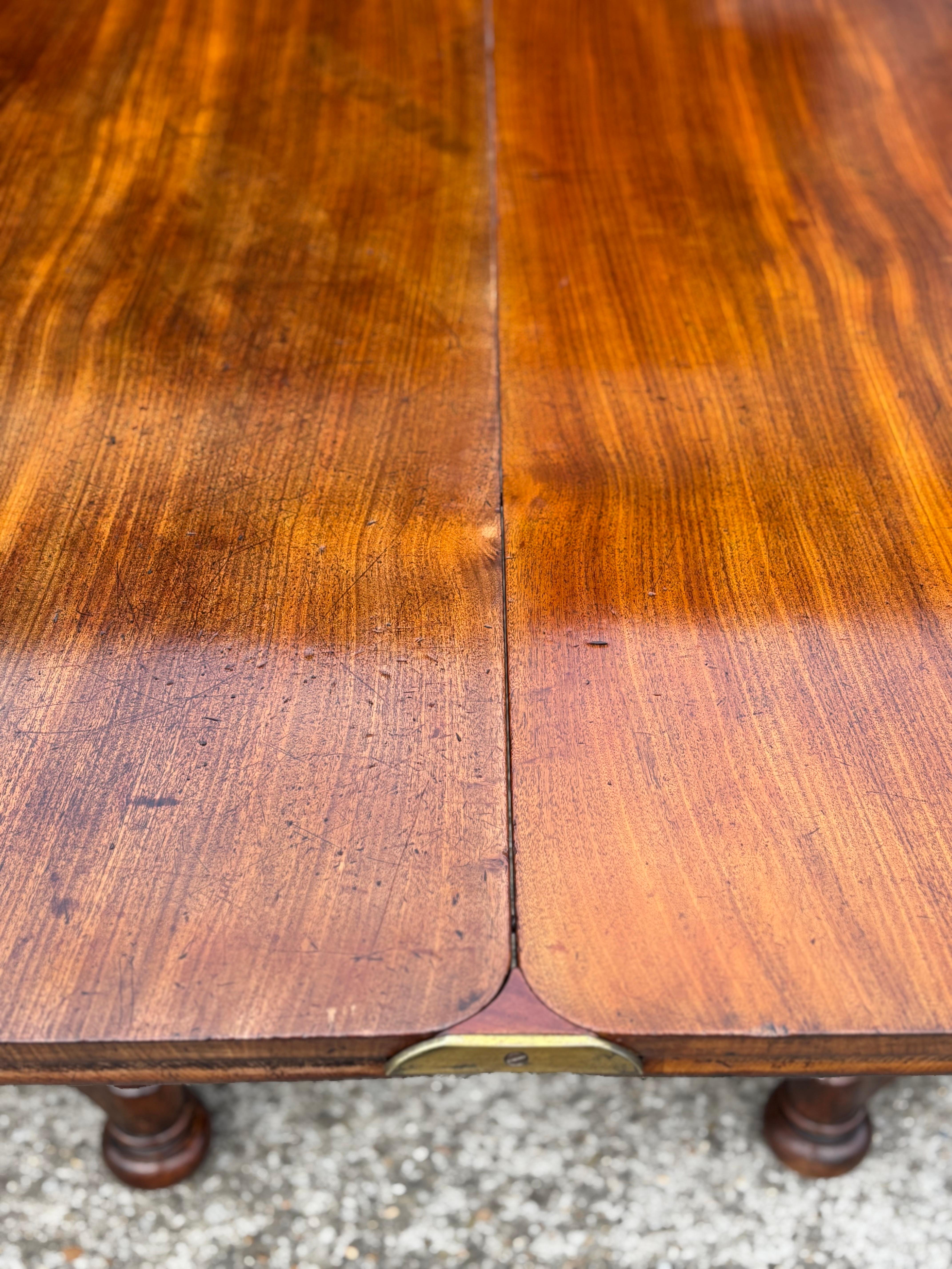Rara e Impresionante Mesa de Comedor de Caoba de la Época de Guillermo IV del Siglo XIX en venta 9
