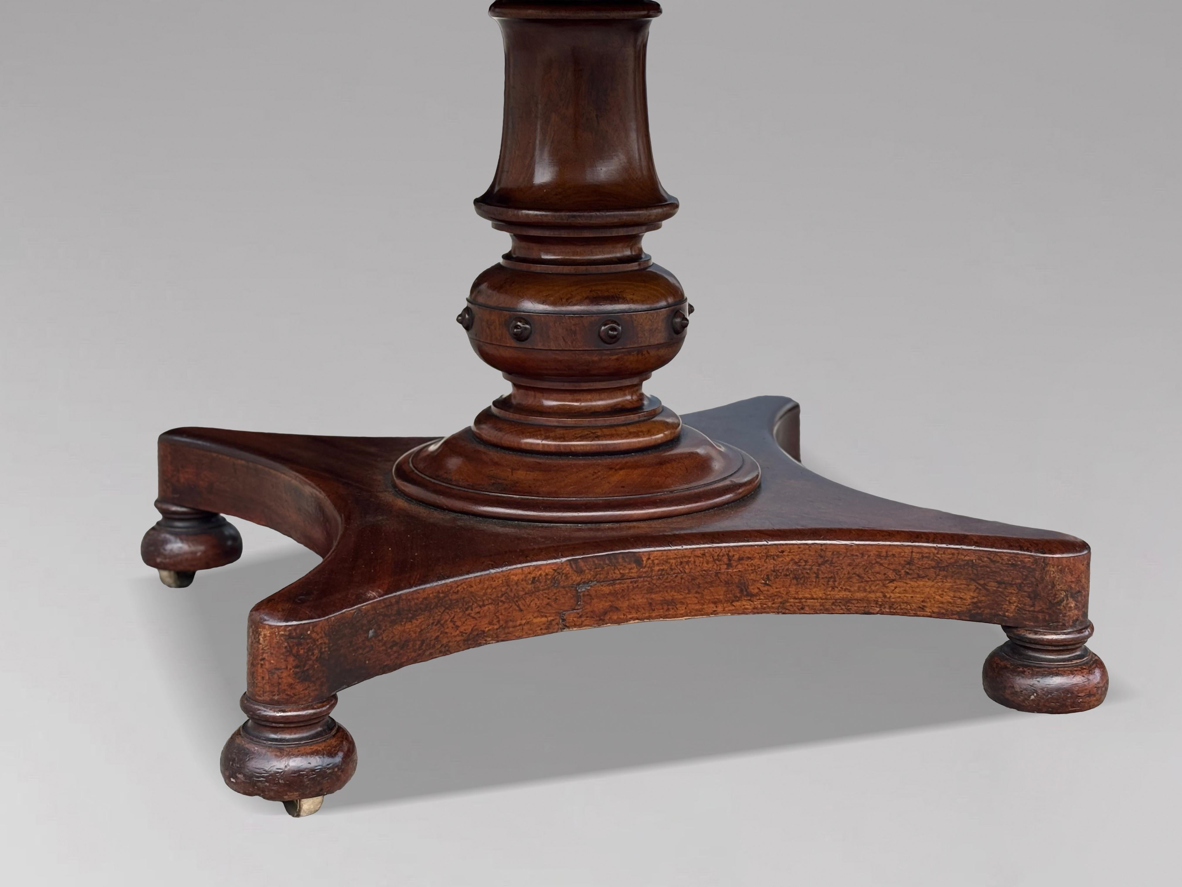 Rara e Impresionante Mesa de Comedor de Caoba de la Época de Guillermo IV del Siglo XIX en venta 11