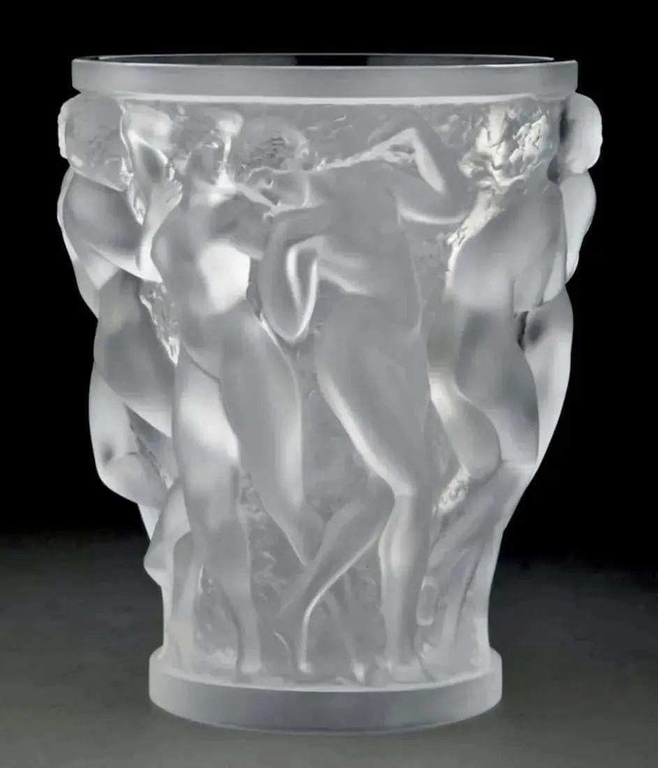 L'article suivant est un grand vase Lalique Bacchantes avec des femmes jointes autour. Signé avec la signature gravée de Lalique France à la base. Prix de détail actuel 6800 $. 

Dimensions : 9 1/2
