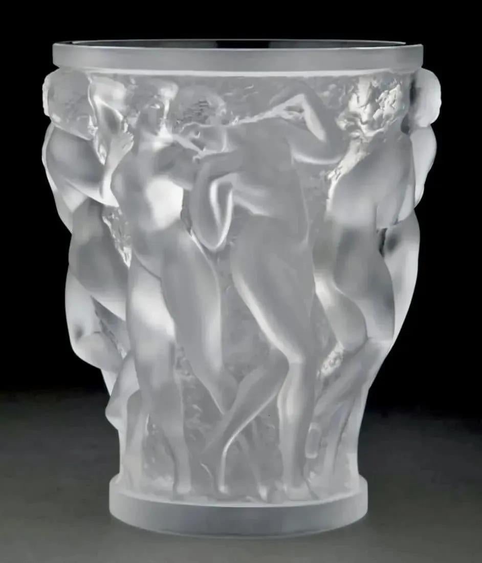 El siguiente artículo que ofrecemos es un Gran Jarrón de Bacantes de Lalique con Mujeres alrededor. Firmado con la firma grabada de Lalique France en la base. Venta al por menor actual: 6.800 $. 

Medidas: 9 1/2