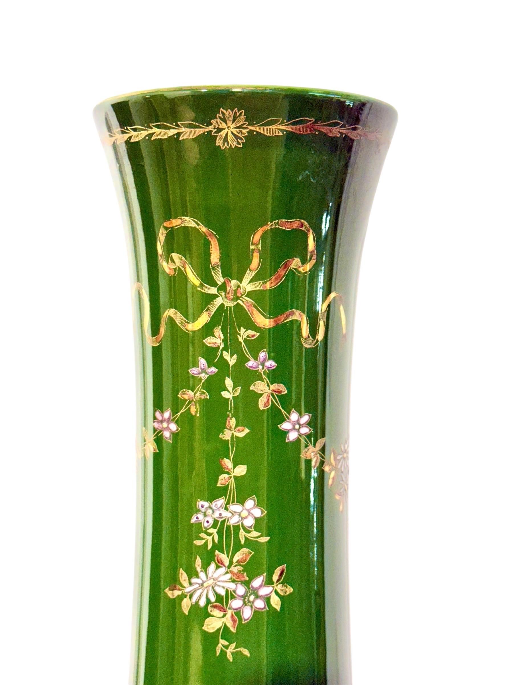 Cette paire exceptionnelle de grands vases décoratifs est un bel exemple de faïence française du XIXe siècle de Longchamp, un fabricant de céramique renommé en Bourgogne. Fabriqués en Terre de Fer (une faïence blanche raffinée), les vases sont datés