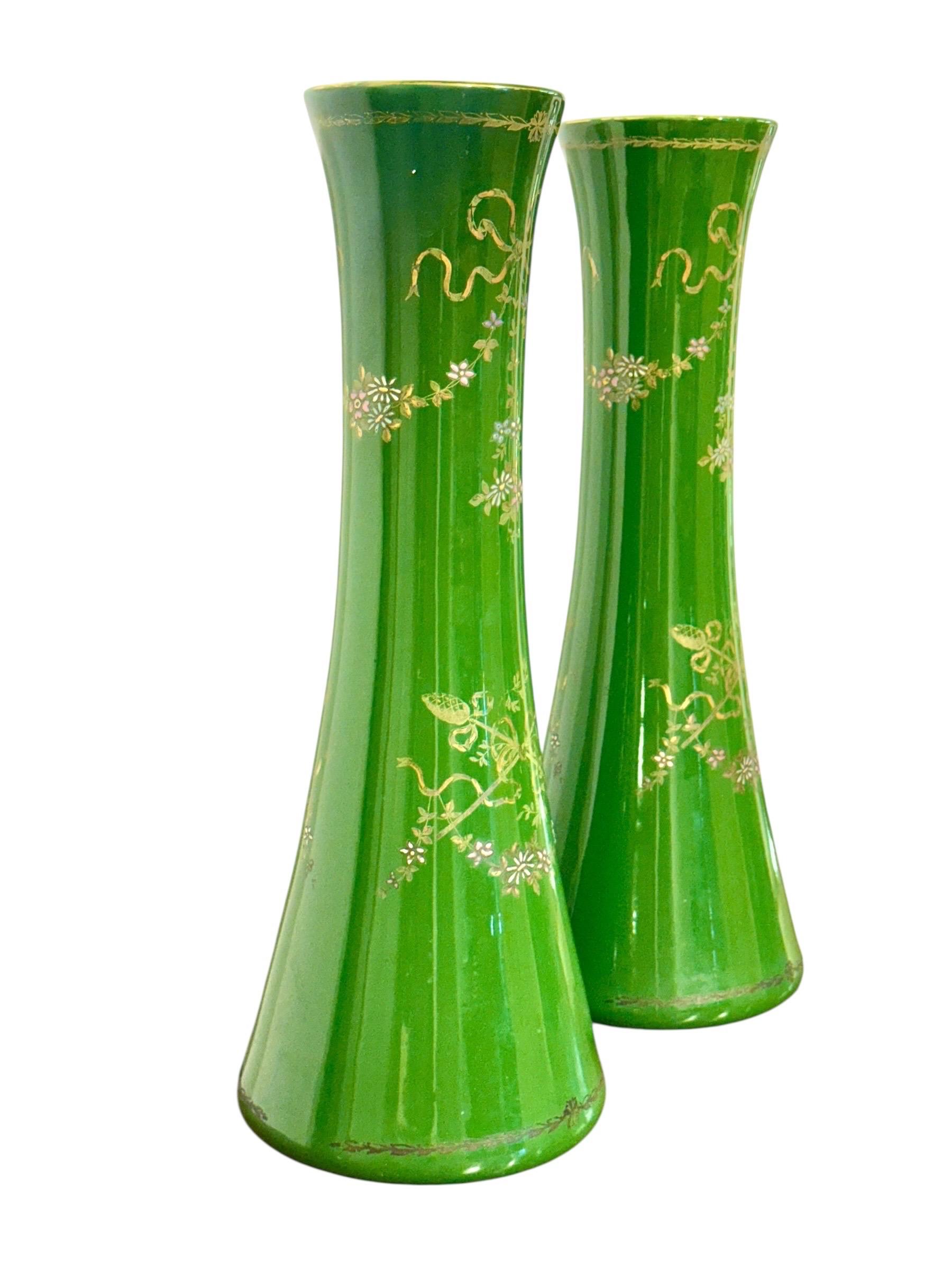 Peint à la main Rare et impressionnante paire de vases en faïence verte de Longchamp, France, 1876 en vente