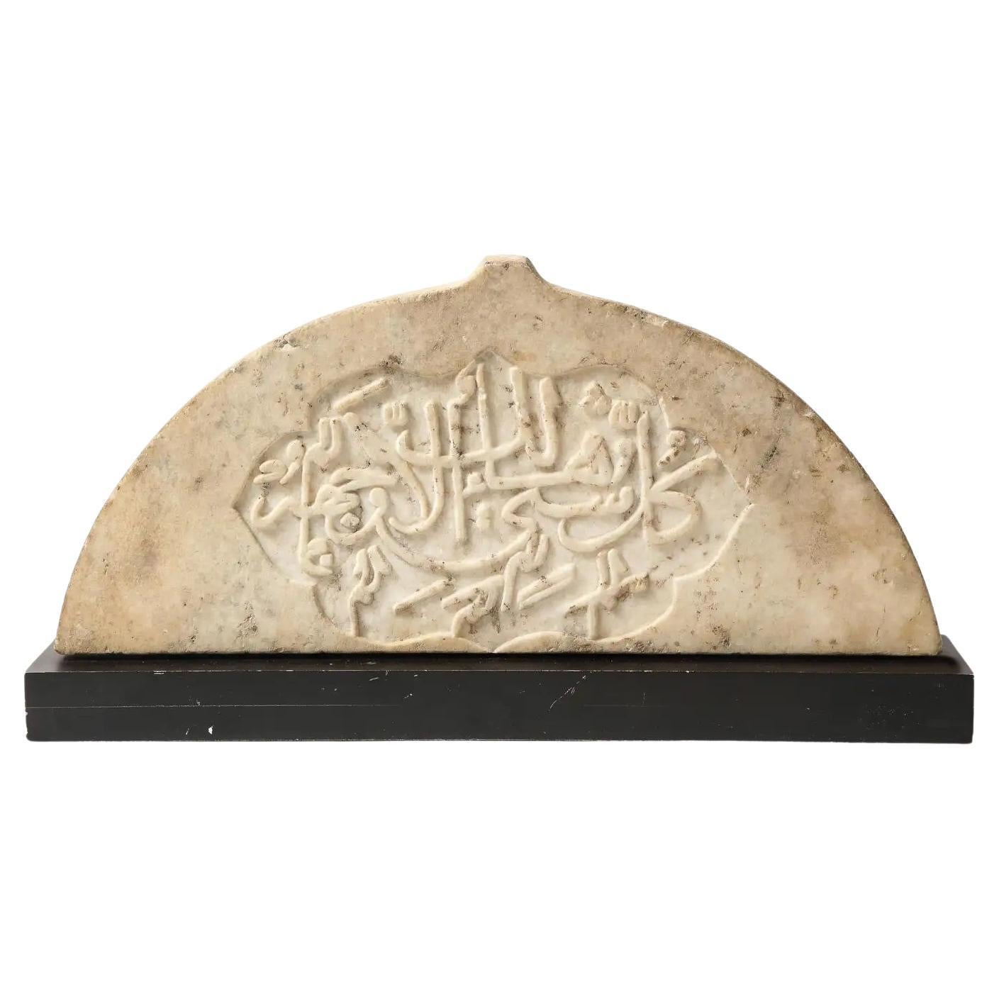 Rara piastrella indiana islamica in marmo calligrafico intagliato, circa 1860