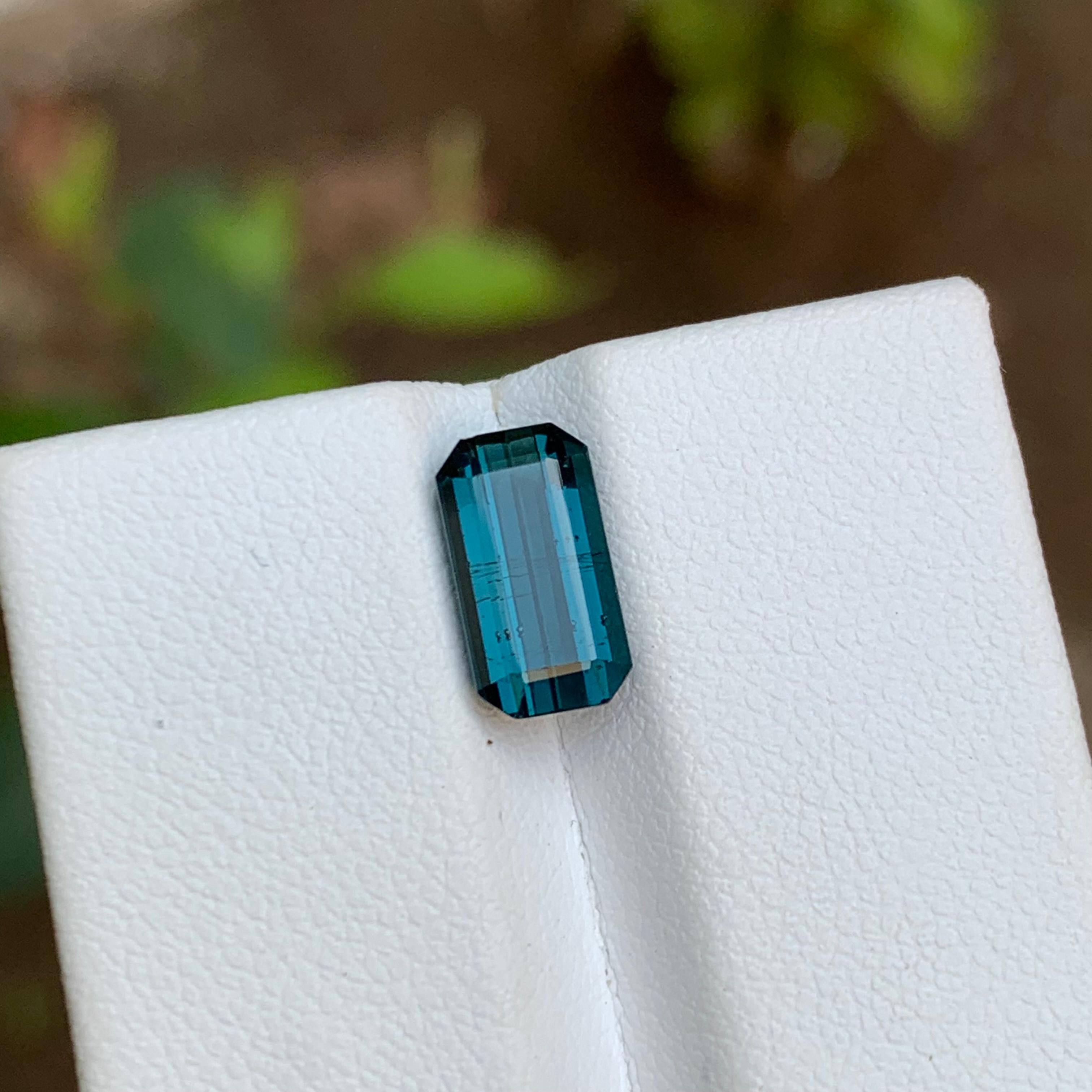 EDELSTEIN-TYP: Turmalin 
STÜCK(E): 1
GEWICHT: 2,55 Karat
FORM: Smaragd-Schliff
Größe (MM): 10,06 x 5,49 x 4,73
FARBE: Indicolite Blau
CLARITY: Geringfügig eingeschlossen 
BEHANDLUNG: Keine
URSPRUNG: Afghanistan
ZERTIFIKAT: Auf Anfrage
(Falls Sie
