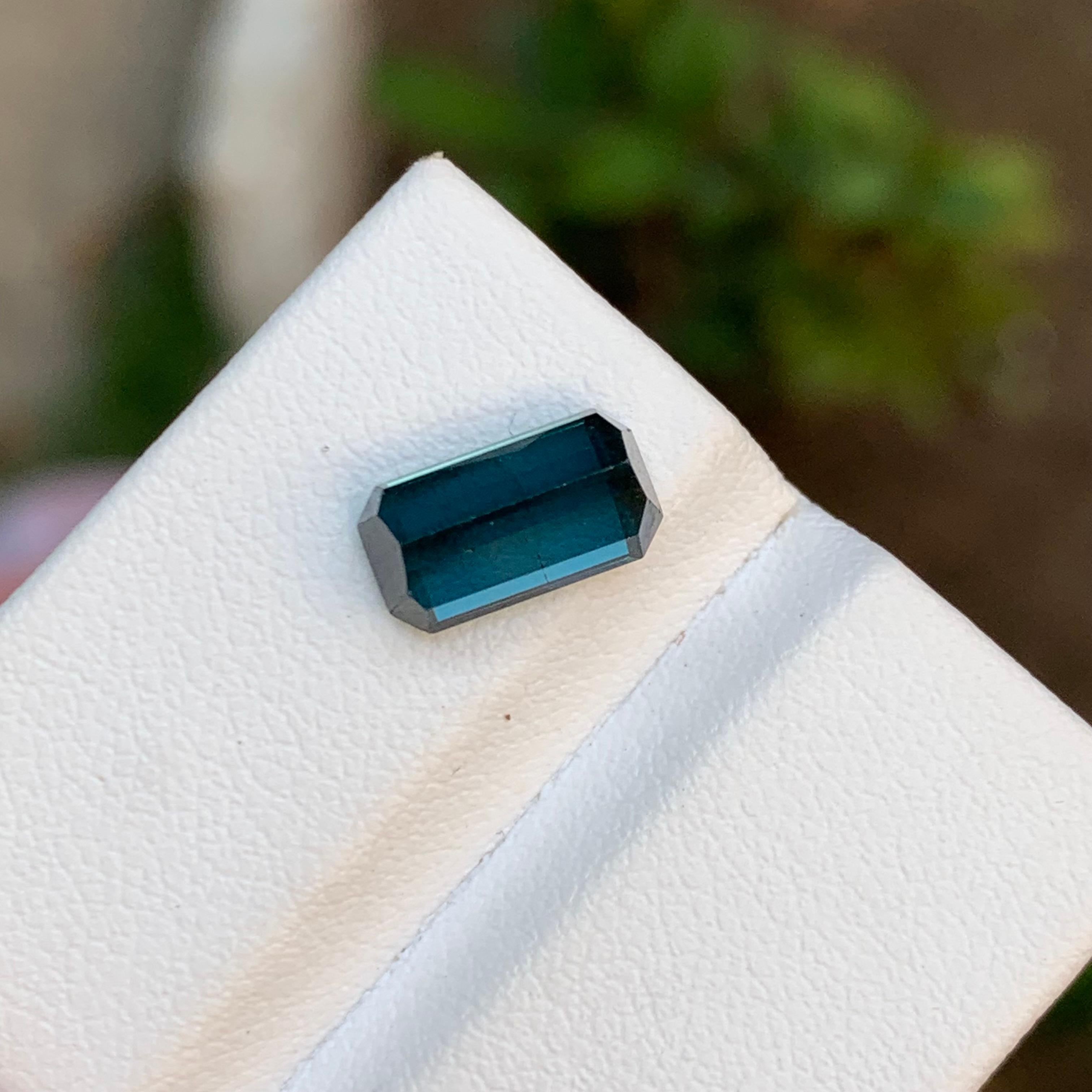 Seltener Indicolith Blau Natürlicher Turmalin Edelstein, 2,55 Karat Smaragdschliff für Ring (Zeitgenössisch) im Angebot
