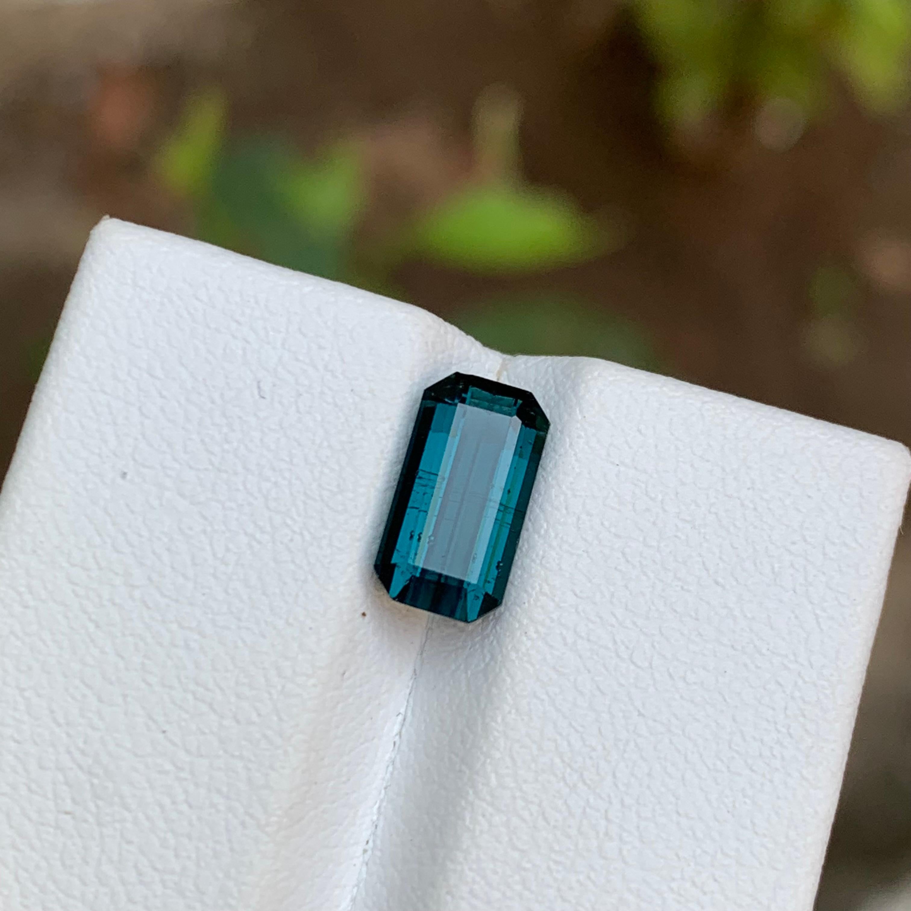 Seltener Indicolith Blau Natürlicher Turmalin Edelstein, 2,55 Karat Smaragdschliff für Ring im Angebot 1