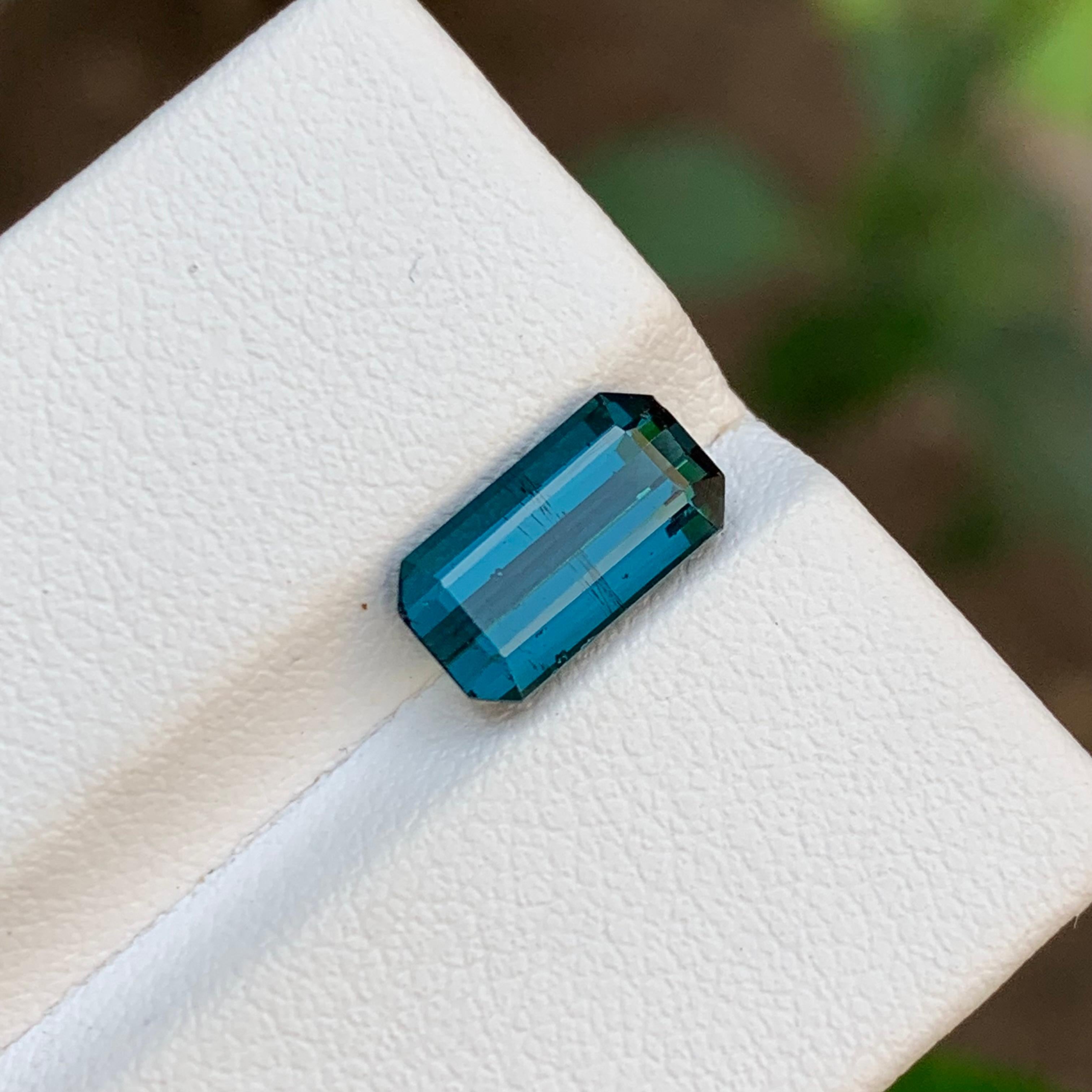 Seltener Indicolith Blau Natürlicher Turmalin Edelstein, 2,55 Karat Smaragdschliff für Ring im Angebot 2