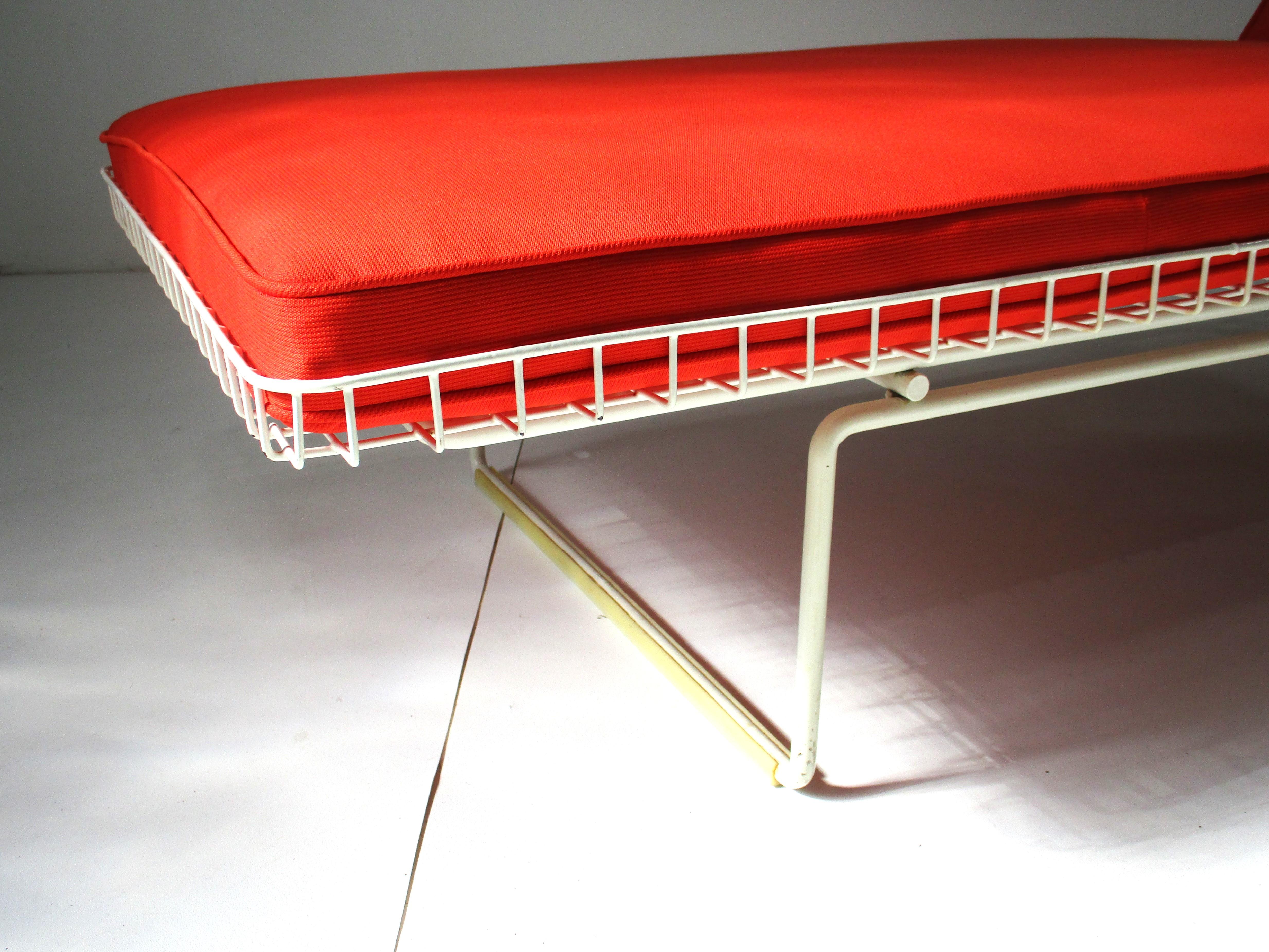 Rare Indoor Wire Upholstered Chaise Lounge by Richard Schultz for Knoll In Good Condition For Sale In Cincinnati, OH