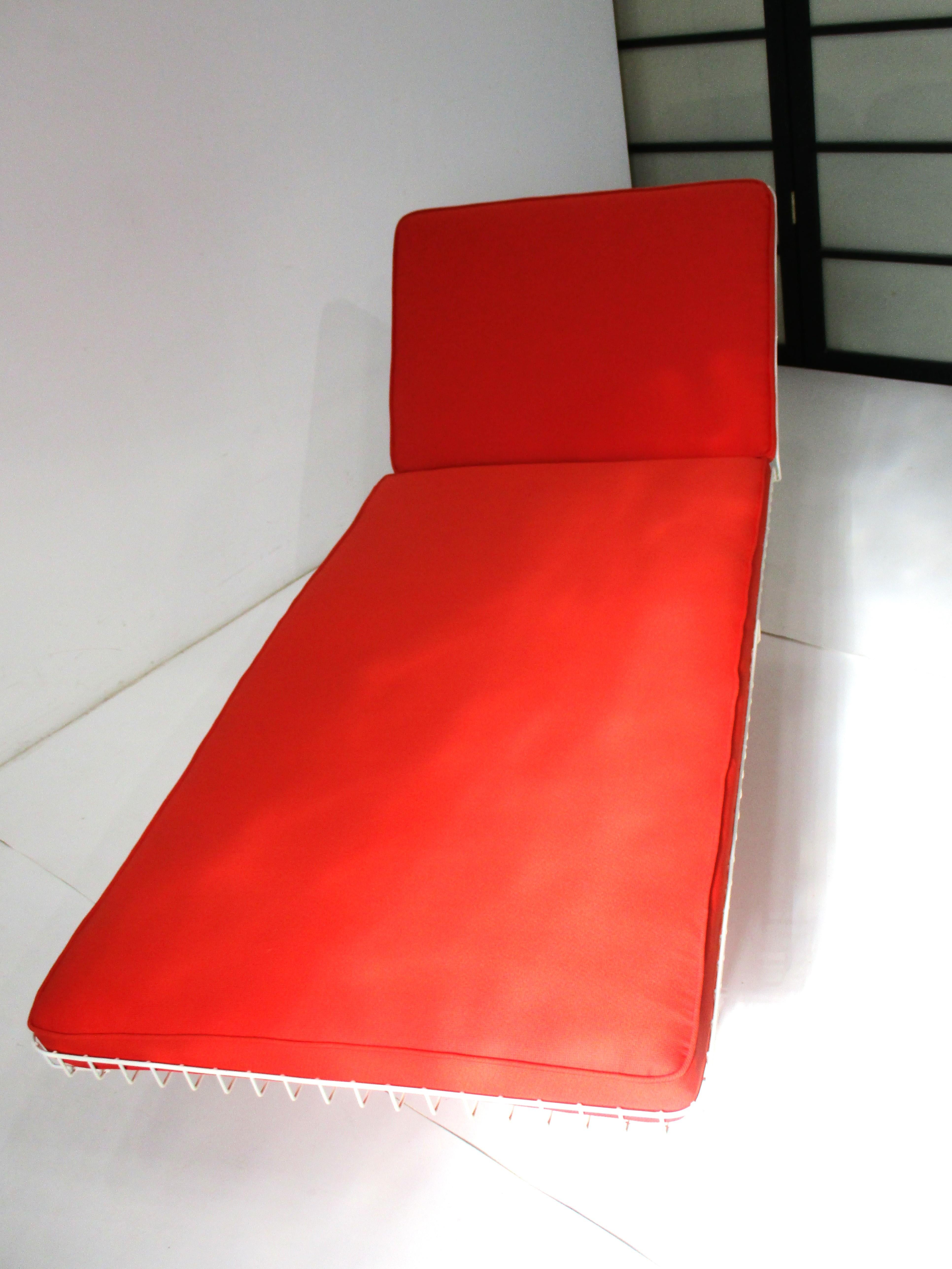 Seltene Indoor Chaise Lounge mit Drahtpolsterung von Richard Schultz für Knoll (20. Jahrhundert) im Angebot
