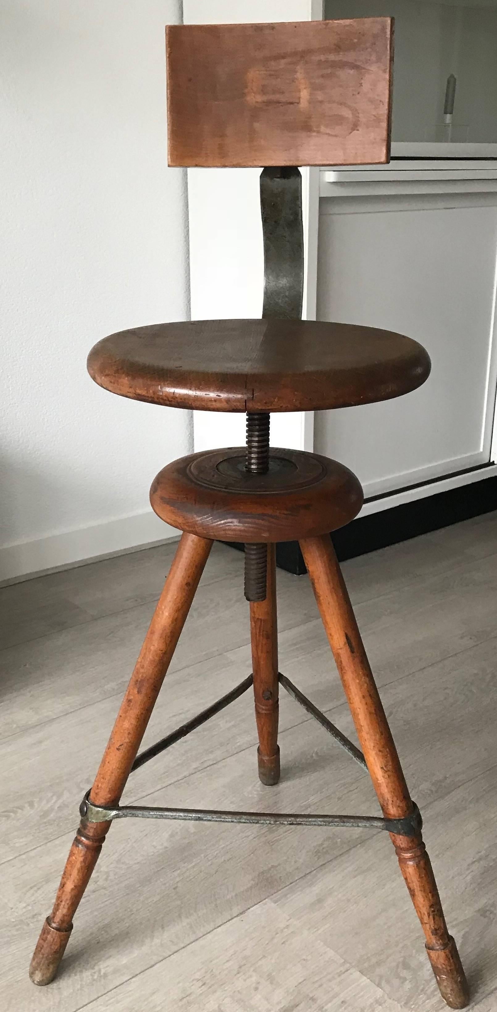 Seltener industrieller Künstler-Atelier-Spindelstuhl oder -Hocker:: höhenverstellbar:: 1920er Jahre (Arts and Crafts)