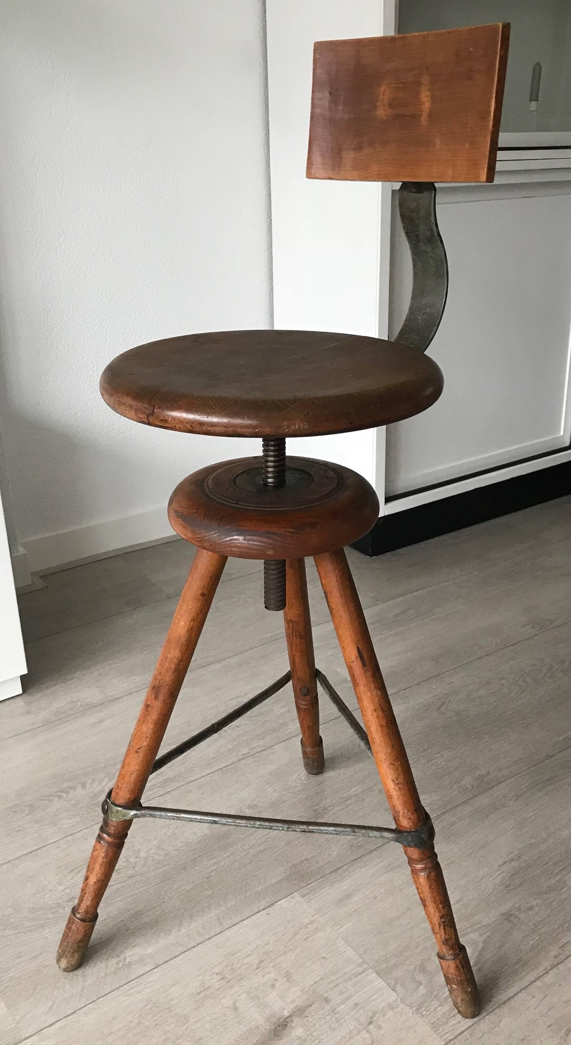Seltener industrieller Künstler-Atelier-Spindelstuhl oder -Hocker:: höhenverstellbar:: 1920er Jahre (Europäisch)