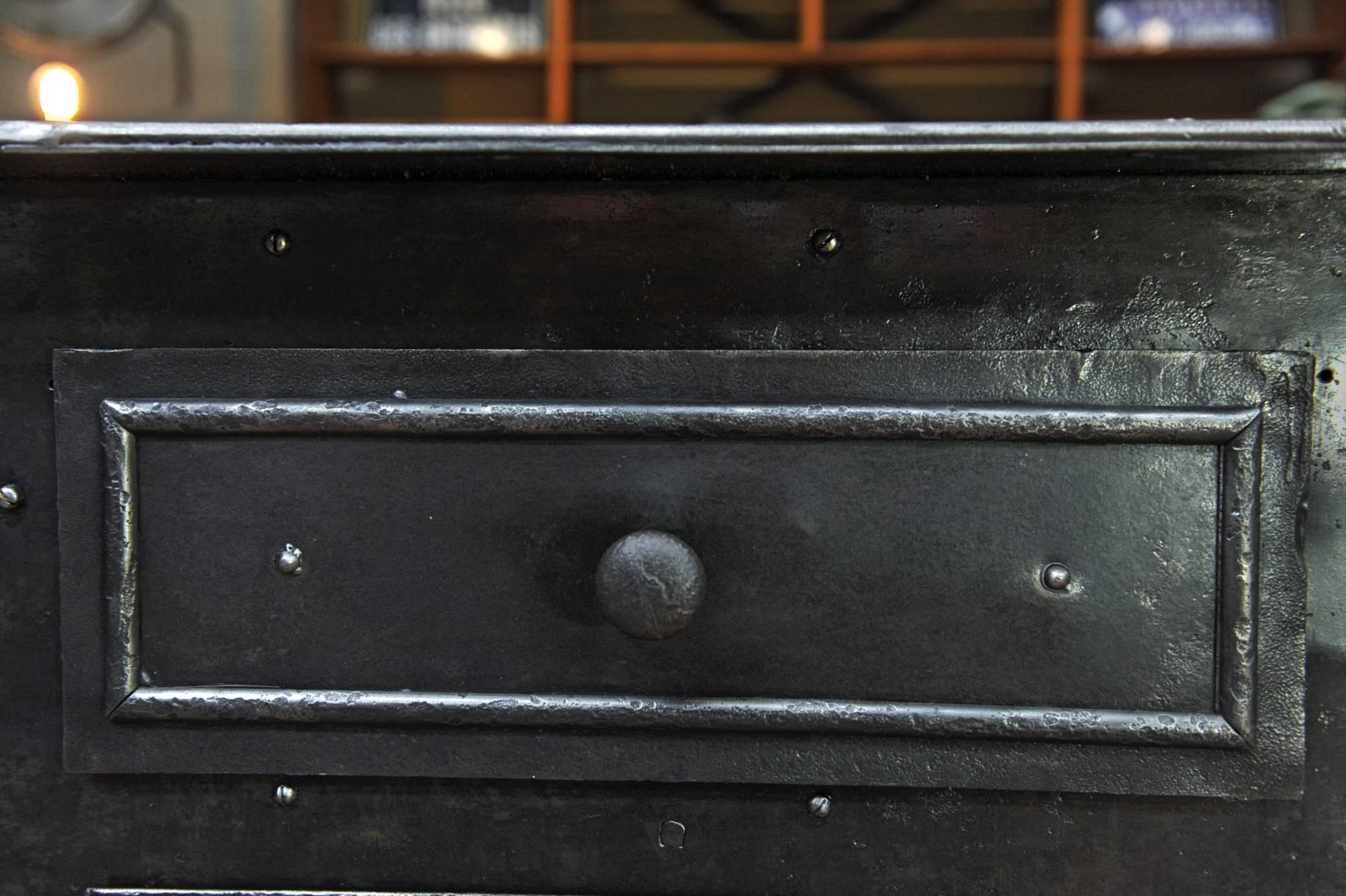 Rare Industrial Riveted Iron Chest of Drawer, 1900s In Excellent Condition In Roubaix, FR