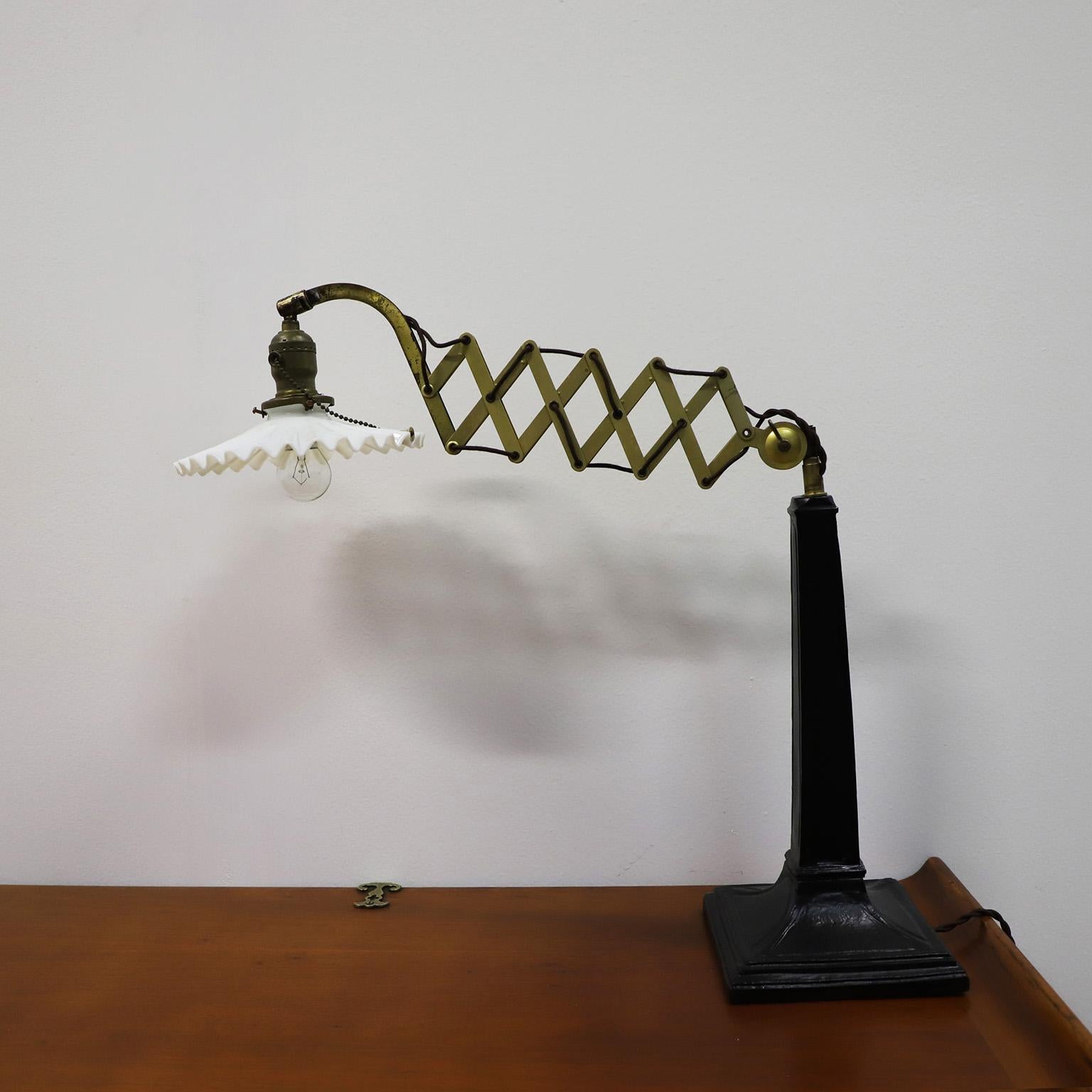 Circa 1920. Nous proposons cette rare lampe de table industrielle à ciseaux entièrement électrifiée.