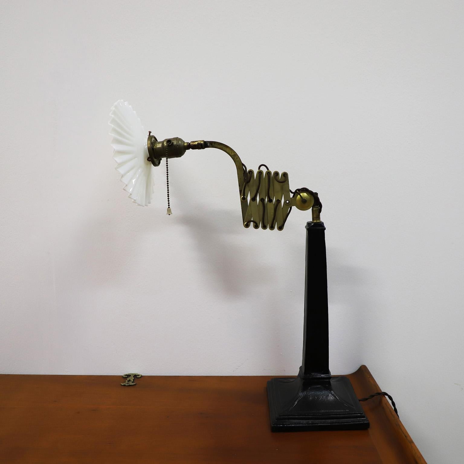 Industriel Rare lampe de bureau industrielle à ciseaux. en vente