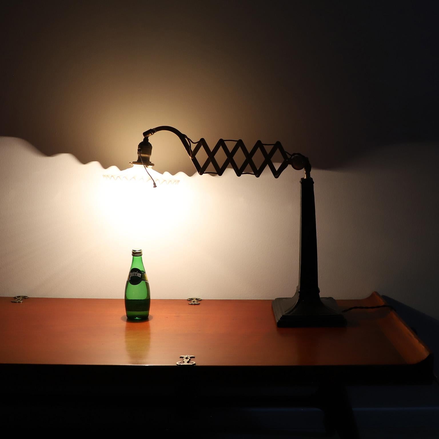 Américain Rare lampe de bureau industrielle à ciseaux. en vente