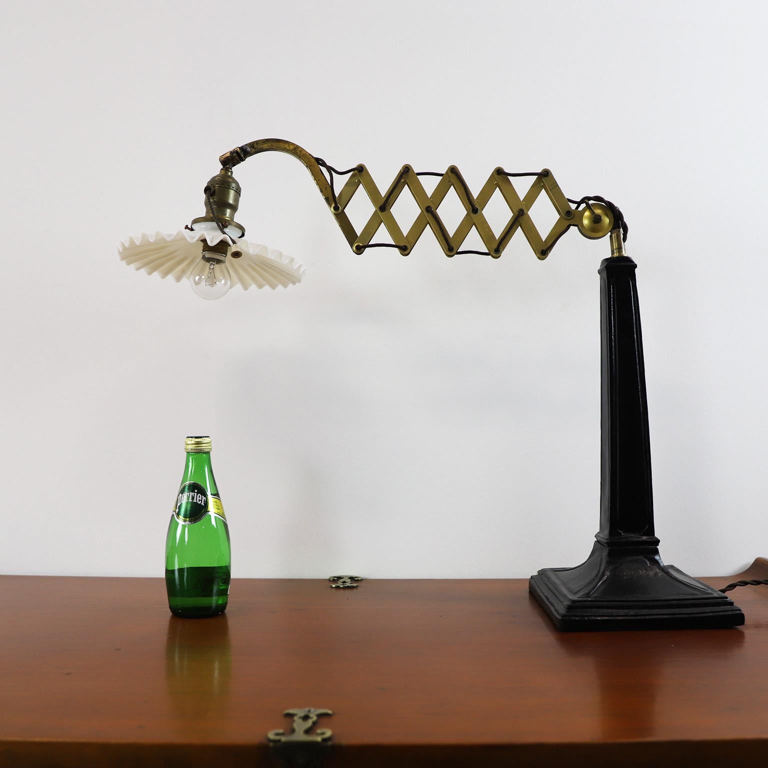 Début du 20ème siècle Rare lampe de bureau industrielle à ciseaux. en vente