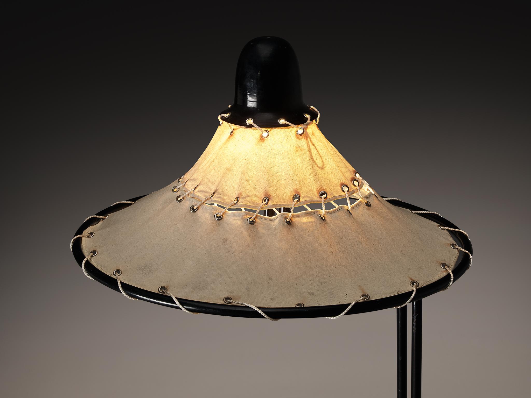 Scandinave moderne Rare lampadaire Ingrid of Sweden en lin et métal noir  en vente