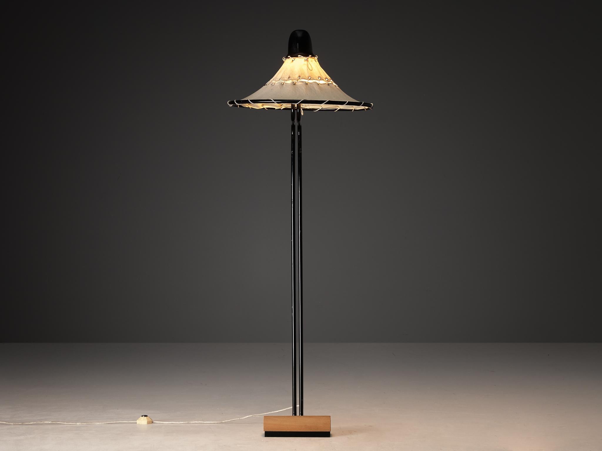 Rare lampadaire Ingrid of Sweden en lin et métal noir  Bon état - En vente à Waalwijk, NL