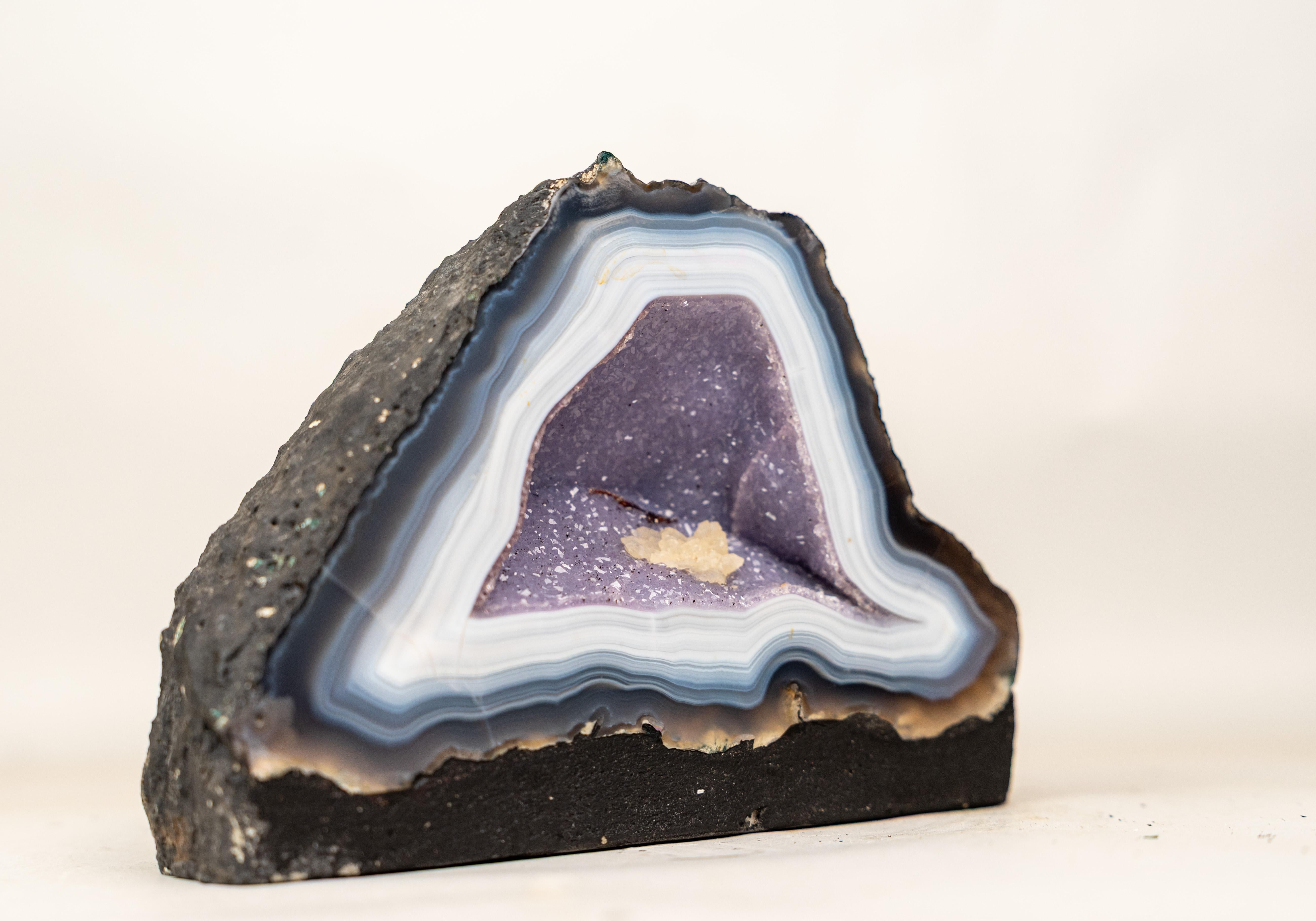 All-Natural Agate Geode: A White and Blue Artwork 

▫️Description

A rare specimen with intact laces, unique seldom-seen characteristics, and gorgeous aesthetics, this lace agate geode showcases world-class beauty with finely formed agate bands that