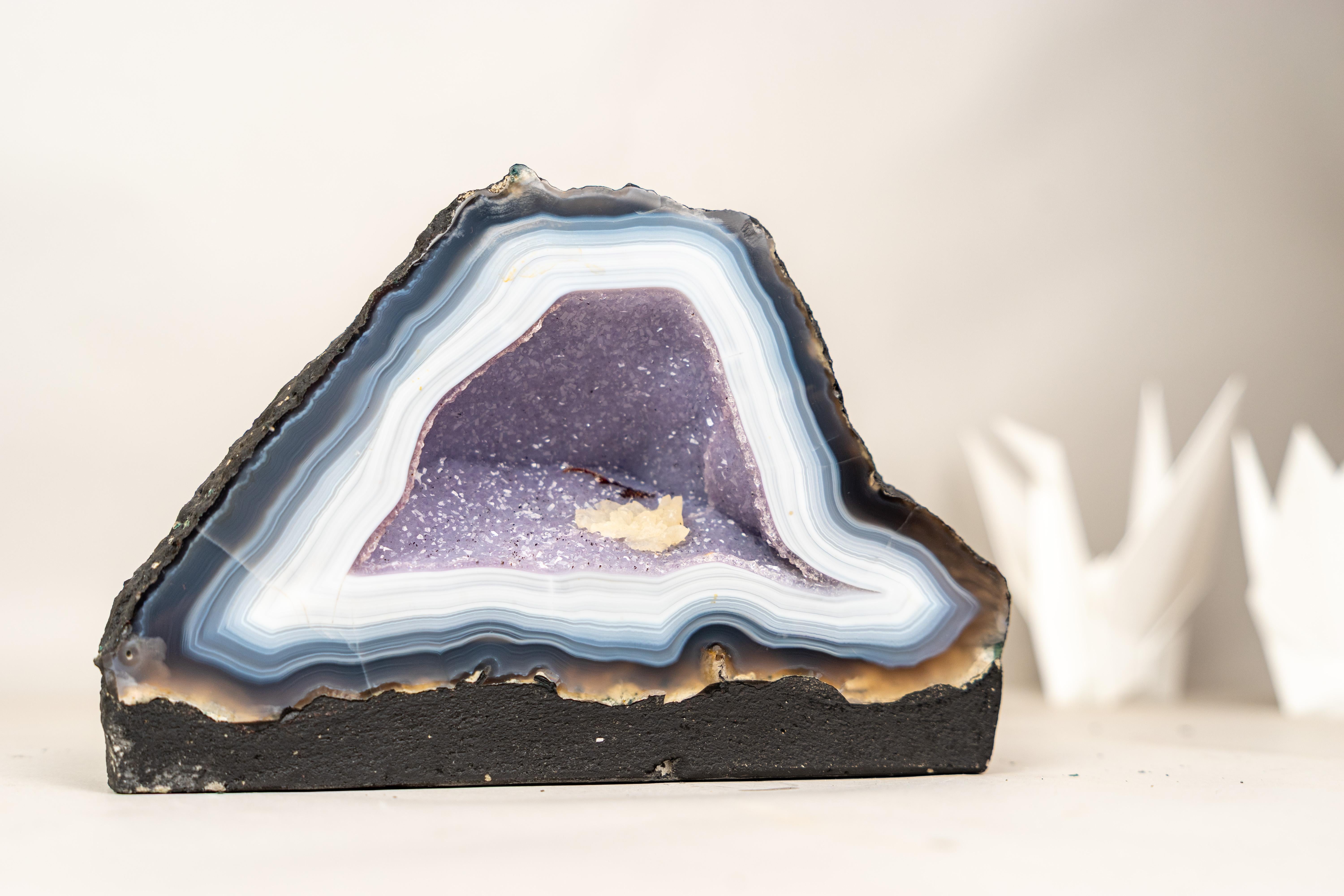 Rare Intact Blue & White Lace Agate Geode with Violet Druzy In New Condition For Sale In Ametista Do Sul, BR