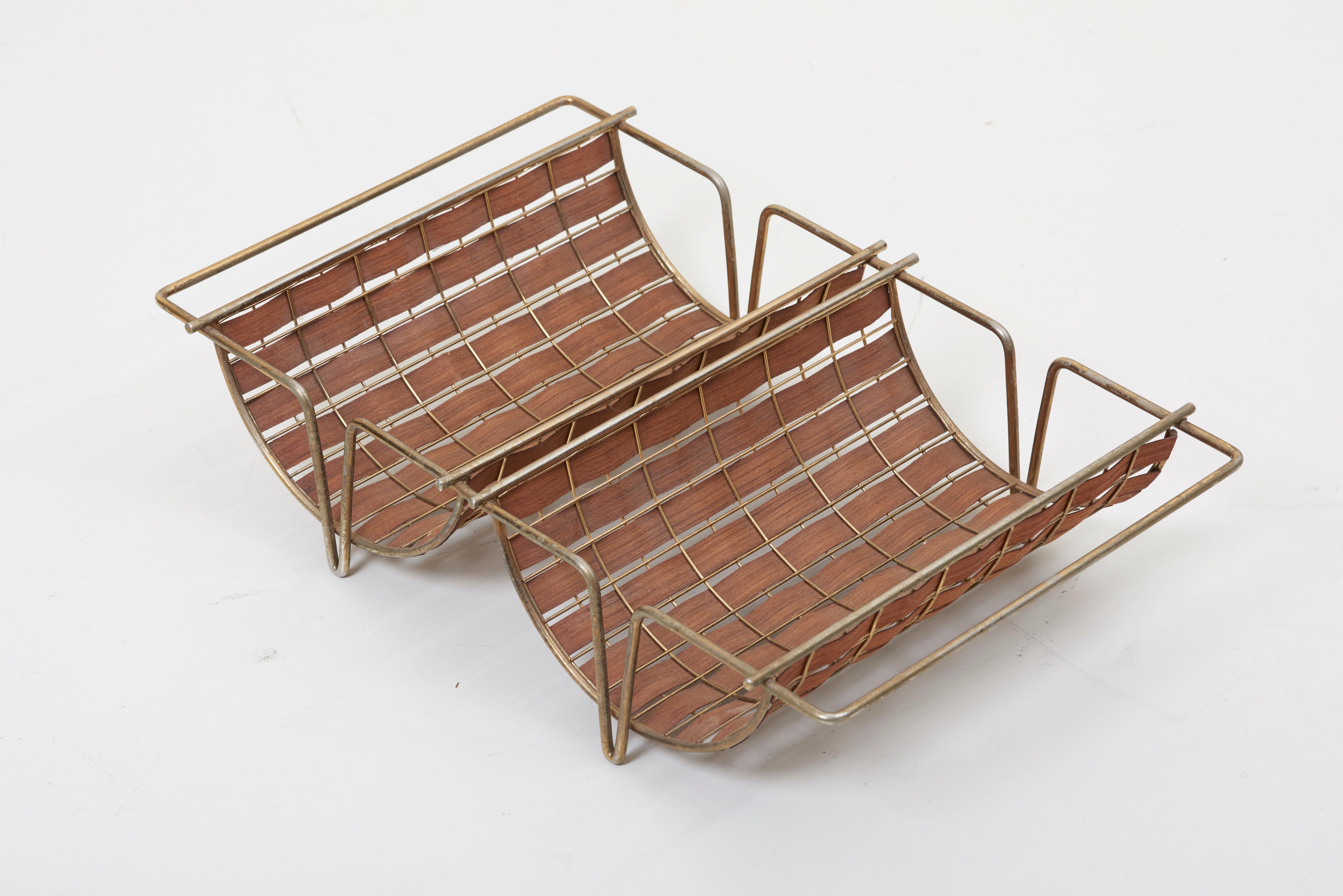 Rare Interlace Piece Newspaper Tray by Tony Paul in Brass and Walnut In Excellent Condition For Sale In Berlin, DE