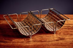 Raro vassoio portagiornali a intreccio di Tony Paul in ottone e noce