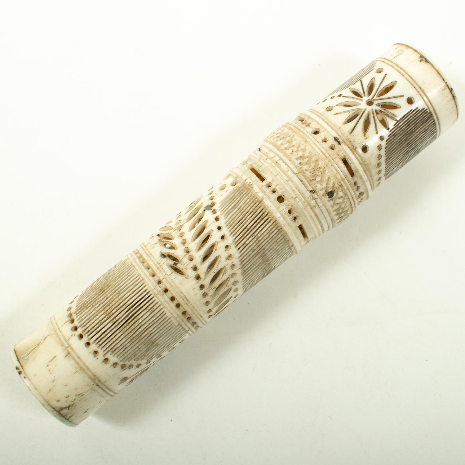 Si tratta di un bell'esempio di gioco in osso di un prigioniero di guerra francese, risalente alla fine del XVIII o all'inizio del XIX secolo. Questi intricati oggetti sono stati realizzati dai prigionieri francesi durante le guerre napoleoniche,