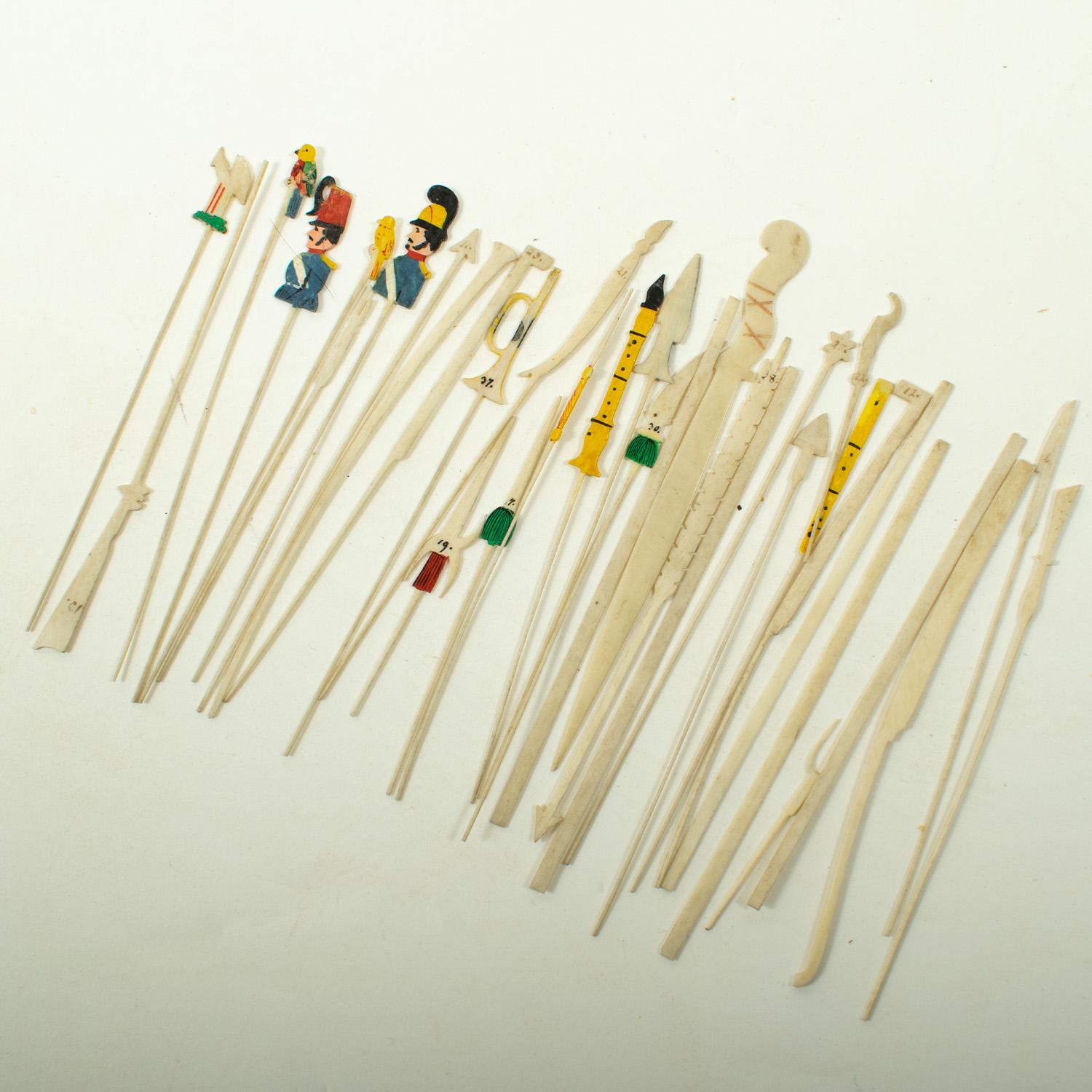 Intagliato a mano Raro e complicato set da gioco in osso intagliato per prigionieri di guerra, circa fine 18° secolo in vendita