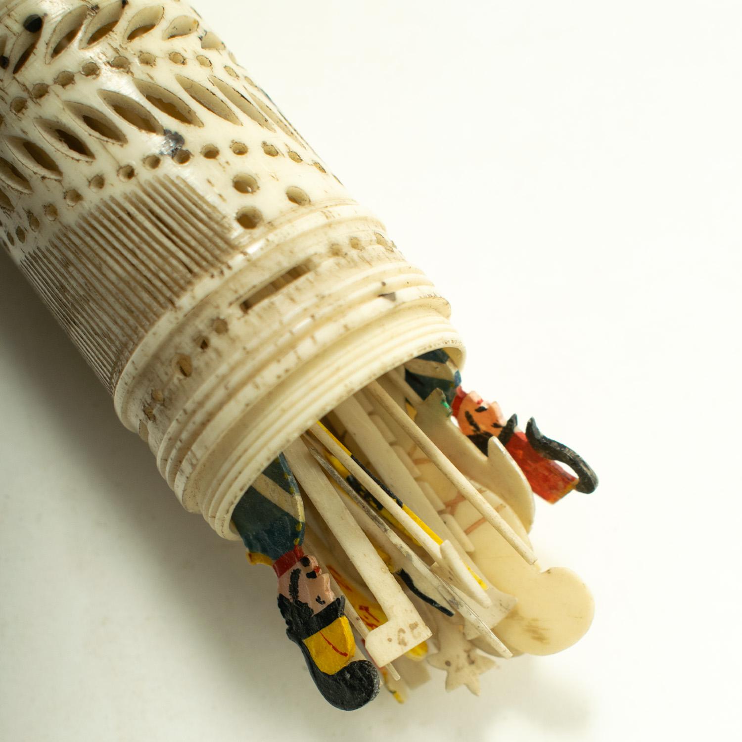 Osso Raro e complicato set da gioco in osso intagliato per prigionieri di guerra, circa fine 18° secolo in vendita