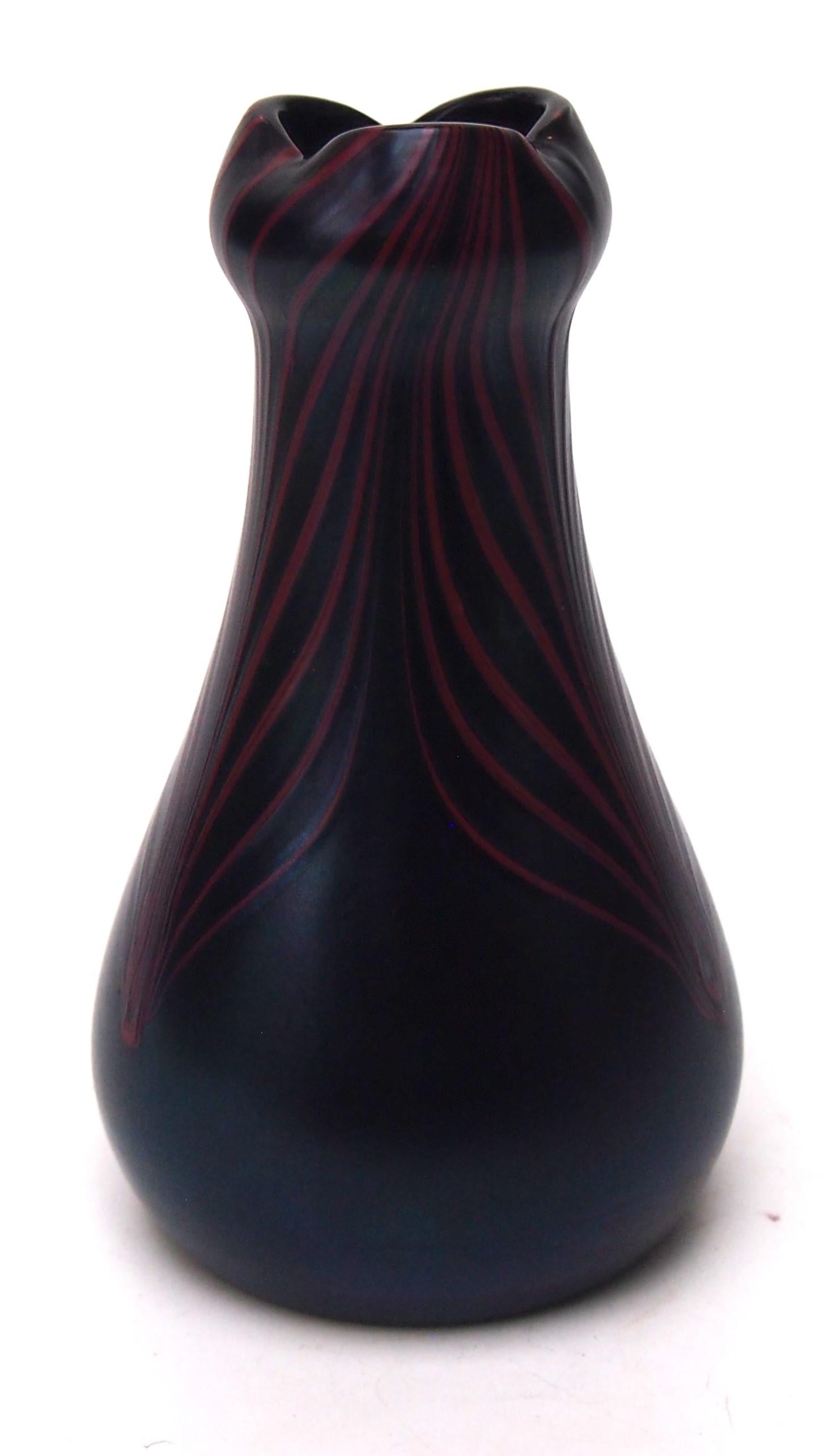 Vaso di piccole dimensioni ben documentato di Ferdinand Von Poschinger, di colore rosso, tirato a mano e piumato, di colore nero vero (ialite), di forma classica simile a una zucca Jugendstil con pieghe regolari che formano un'apertura del collo su