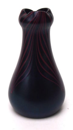 Seltene iridierte Poschinger-Vase aus rotem und schwarzem Glas mit verzierten Federn, 1900