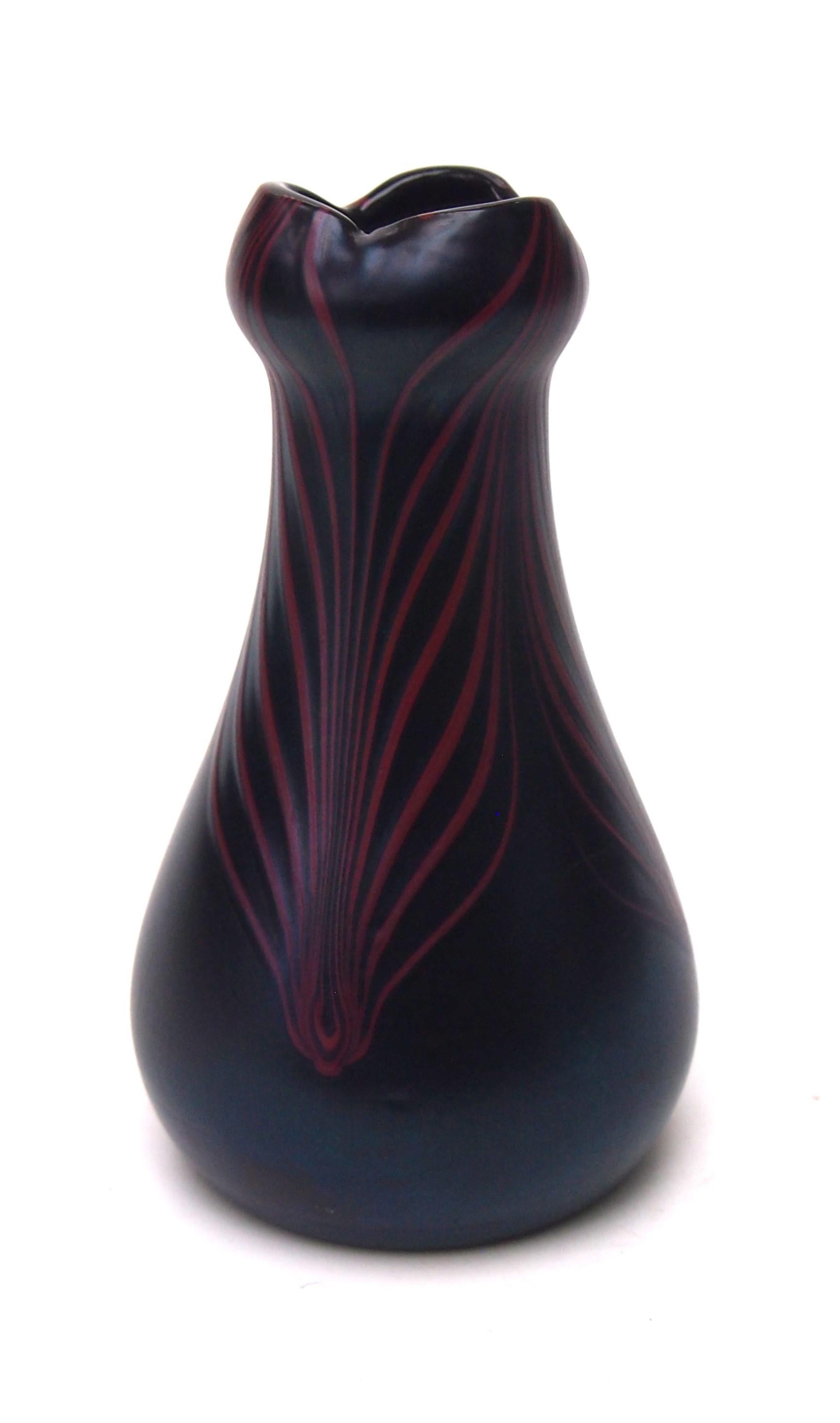 Jugendstil Raro vaso in vetro Poschinger iridizzato rosso e nero con piume decorate 1900 in vendita