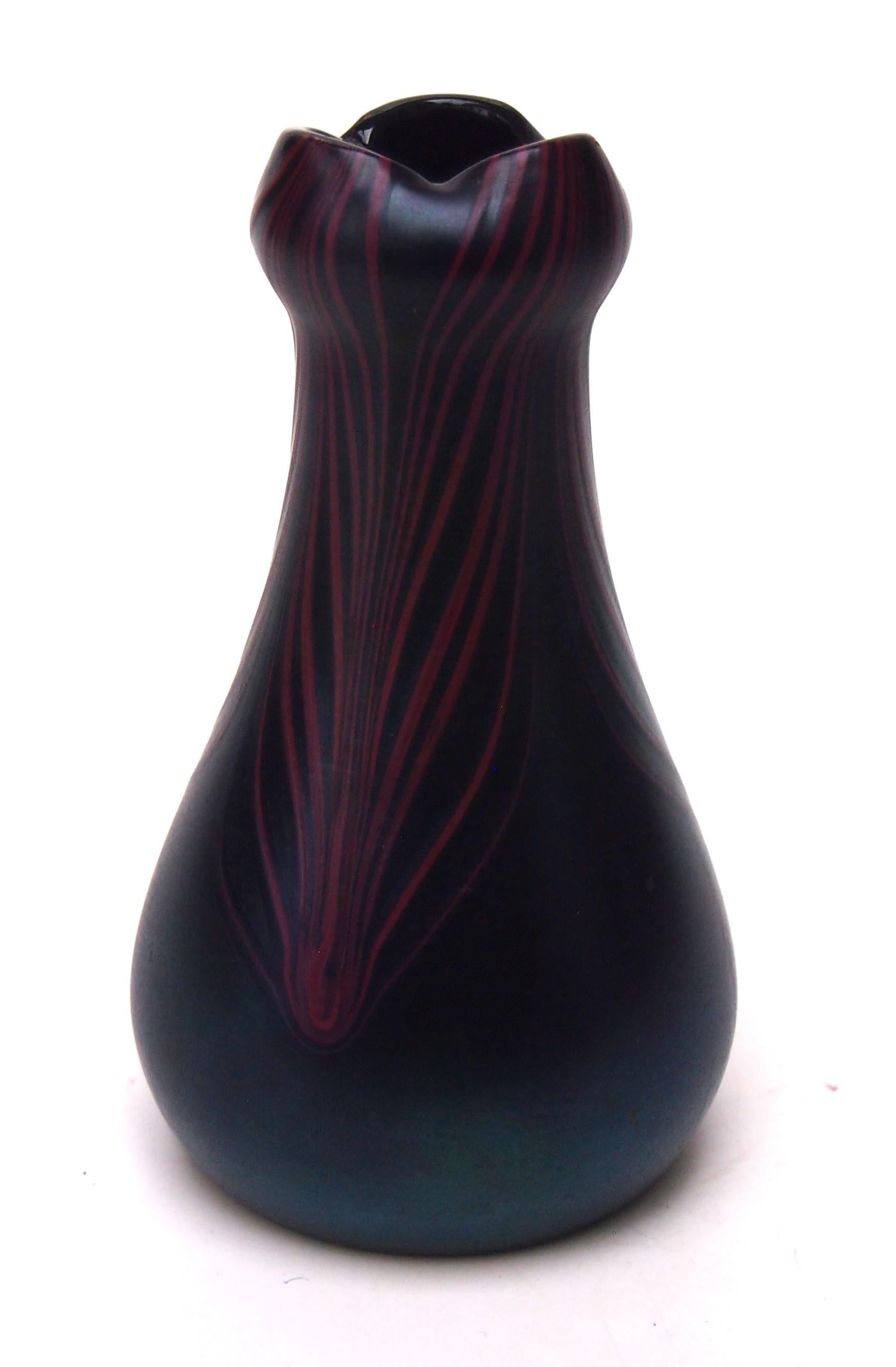 Tedesco Raro vaso in vetro Poschinger iridizzato rosso e nero con piume decorate 1900 in vendita
