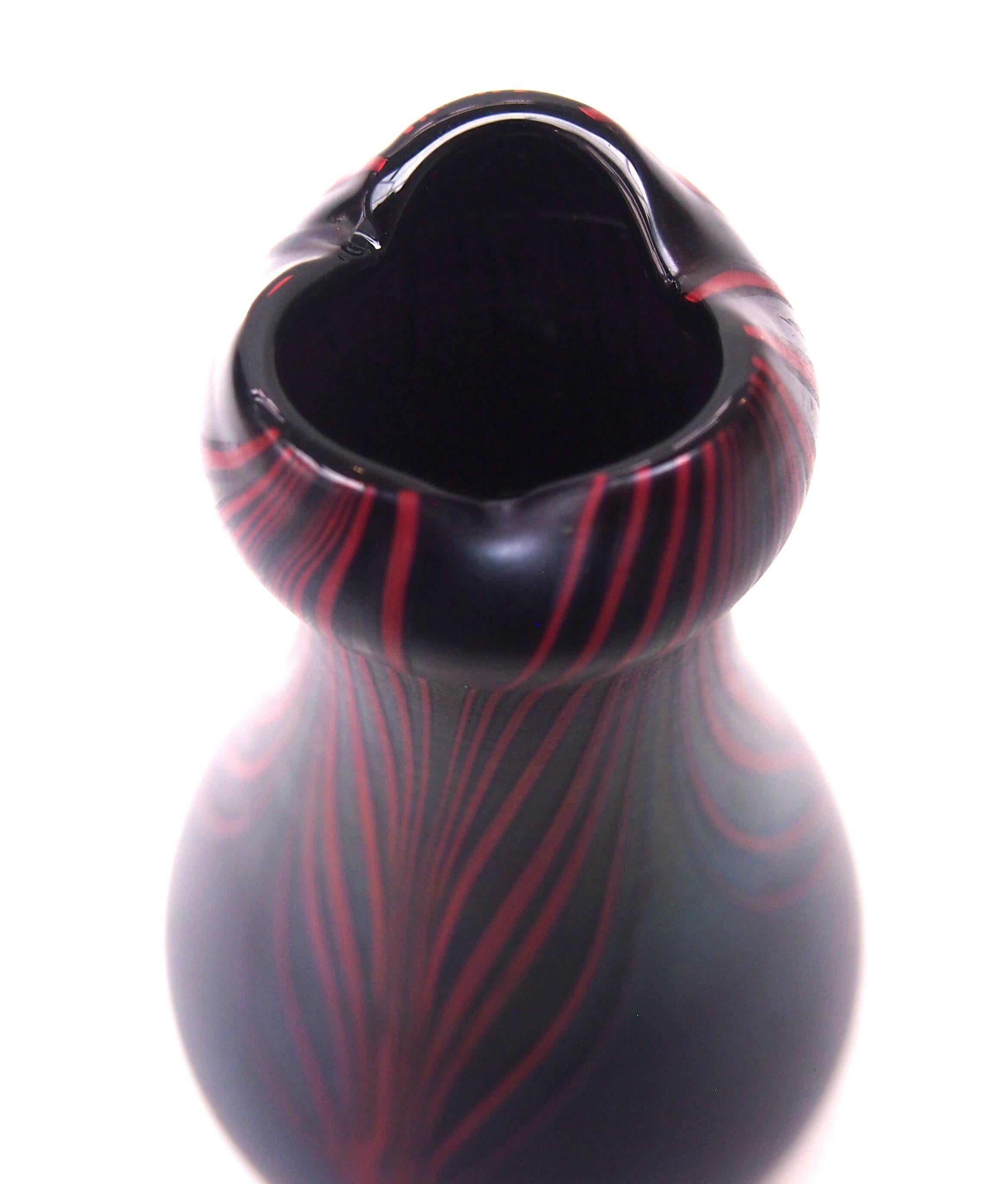 Raro vaso in vetro Poschinger iridizzato rosso e nero con piume decorate 1900 In condizioni buone in vendita a Worcester Park, GB