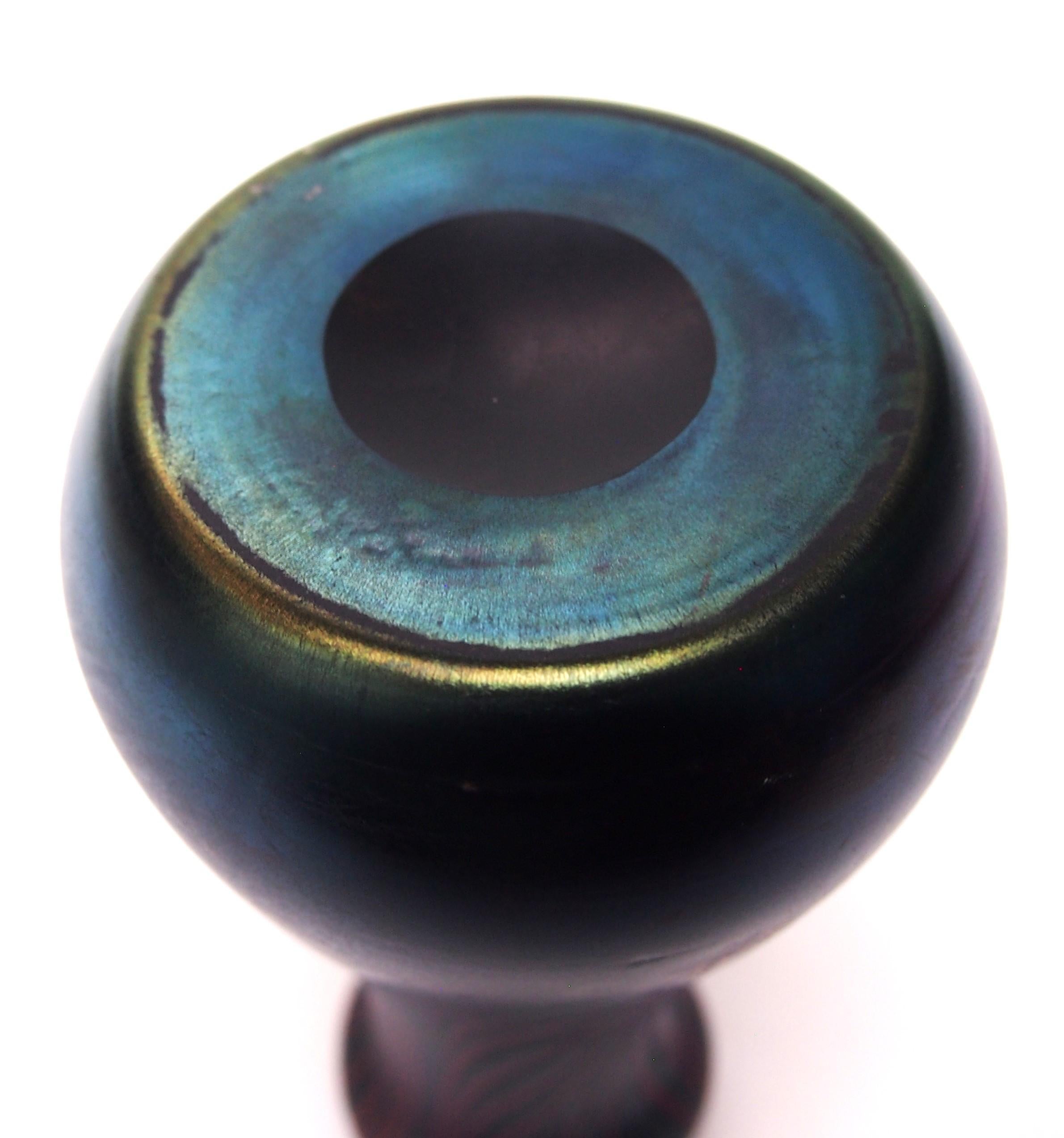 Inizio XX secolo Raro vaso in vetro Poschinger iridizzato rosso e nero con piume decorate 1900 in vendita