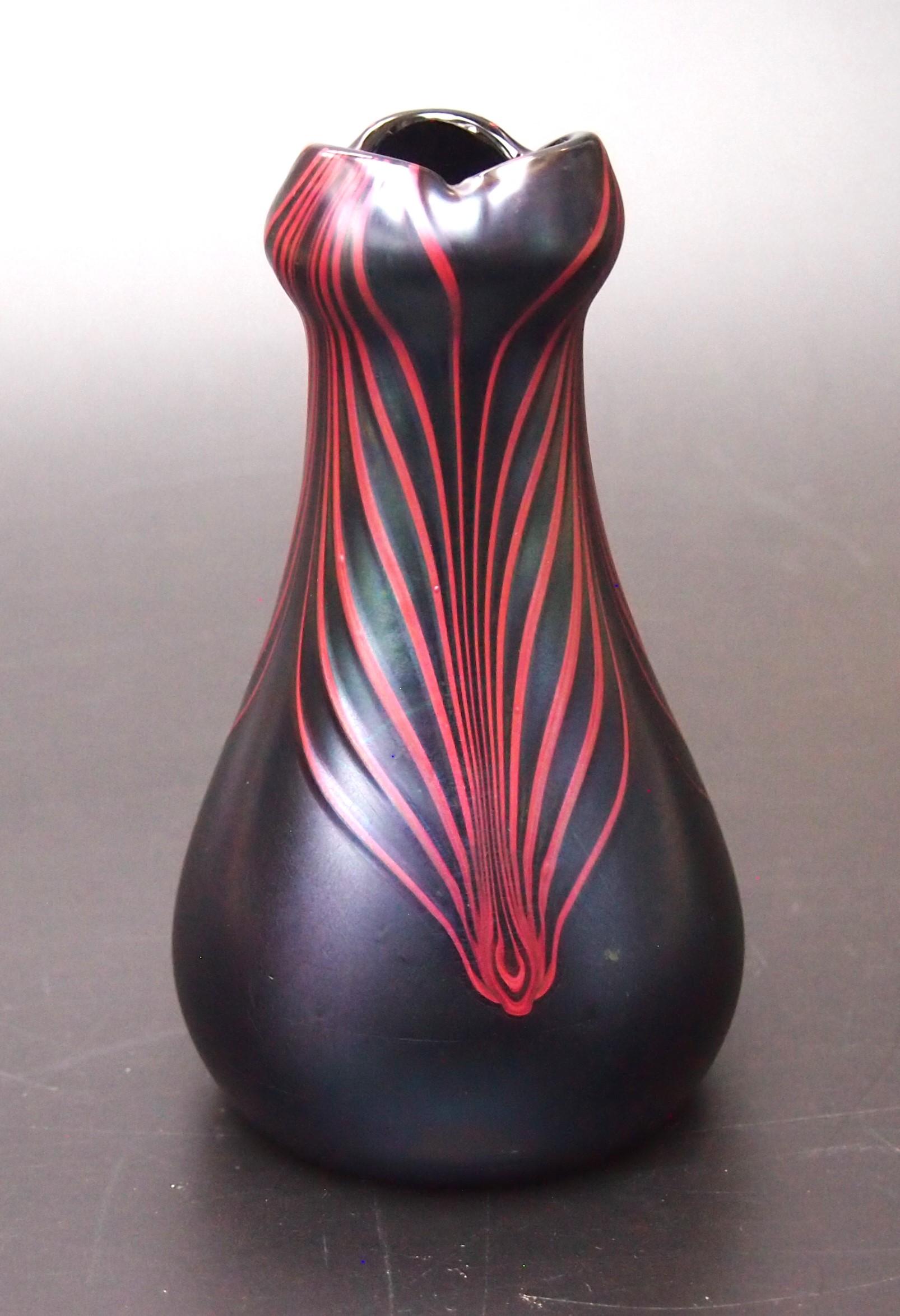 Vetro artistico Raro vaso in vetro Poschinger iridizzato rosso e nero con piume decorate 1900 in vendita
