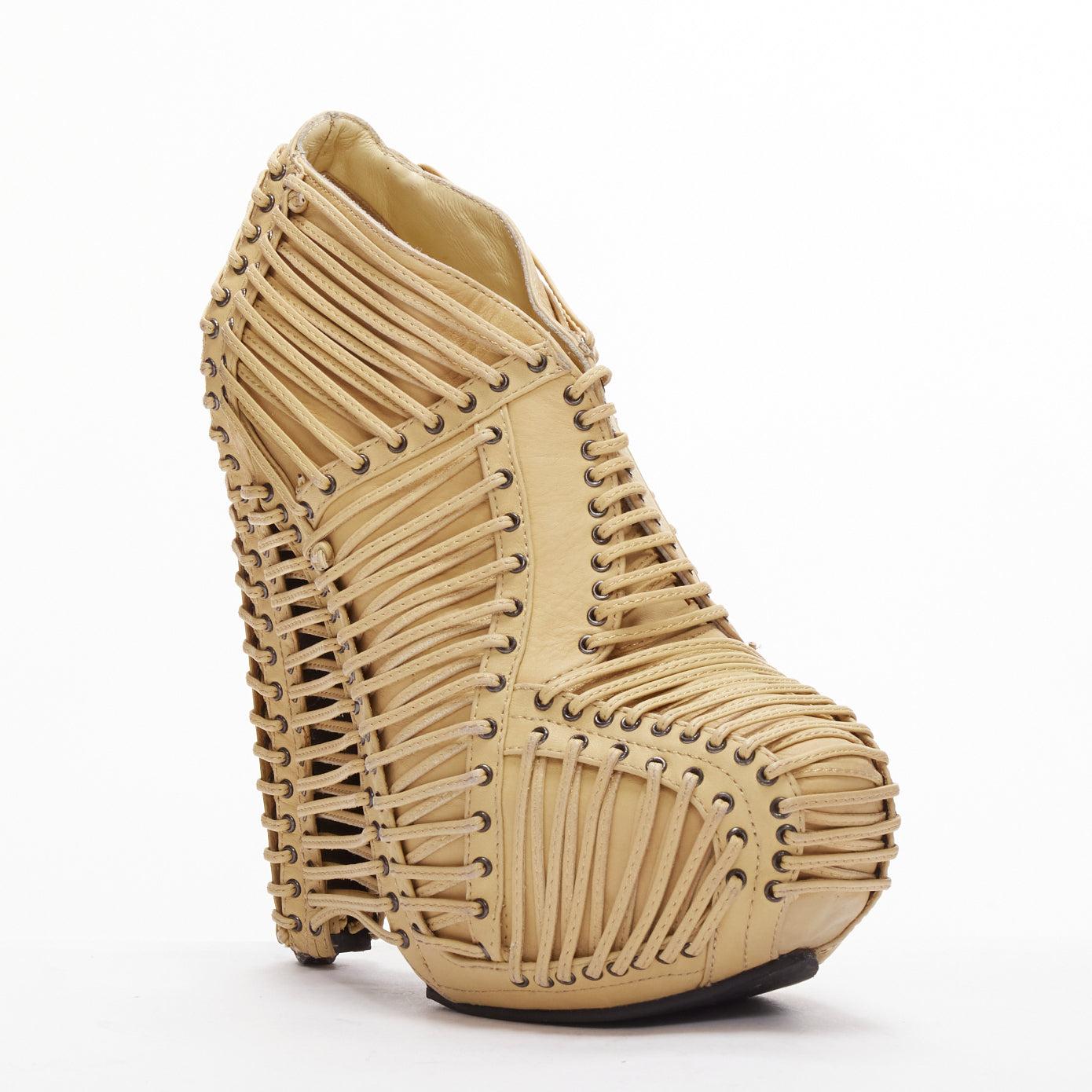 rare IRIS VAN HERPEN UNITED NUDE laced architectural ankle booties EU39
Reference: TGAS/D00647
Brand: Iris van Herpen
Collection: United Nude 2011 - Runway
As seen on: Kim Kardashian
Material: Leather
Color: Nude
Pattern: Solid
Closure: Lace