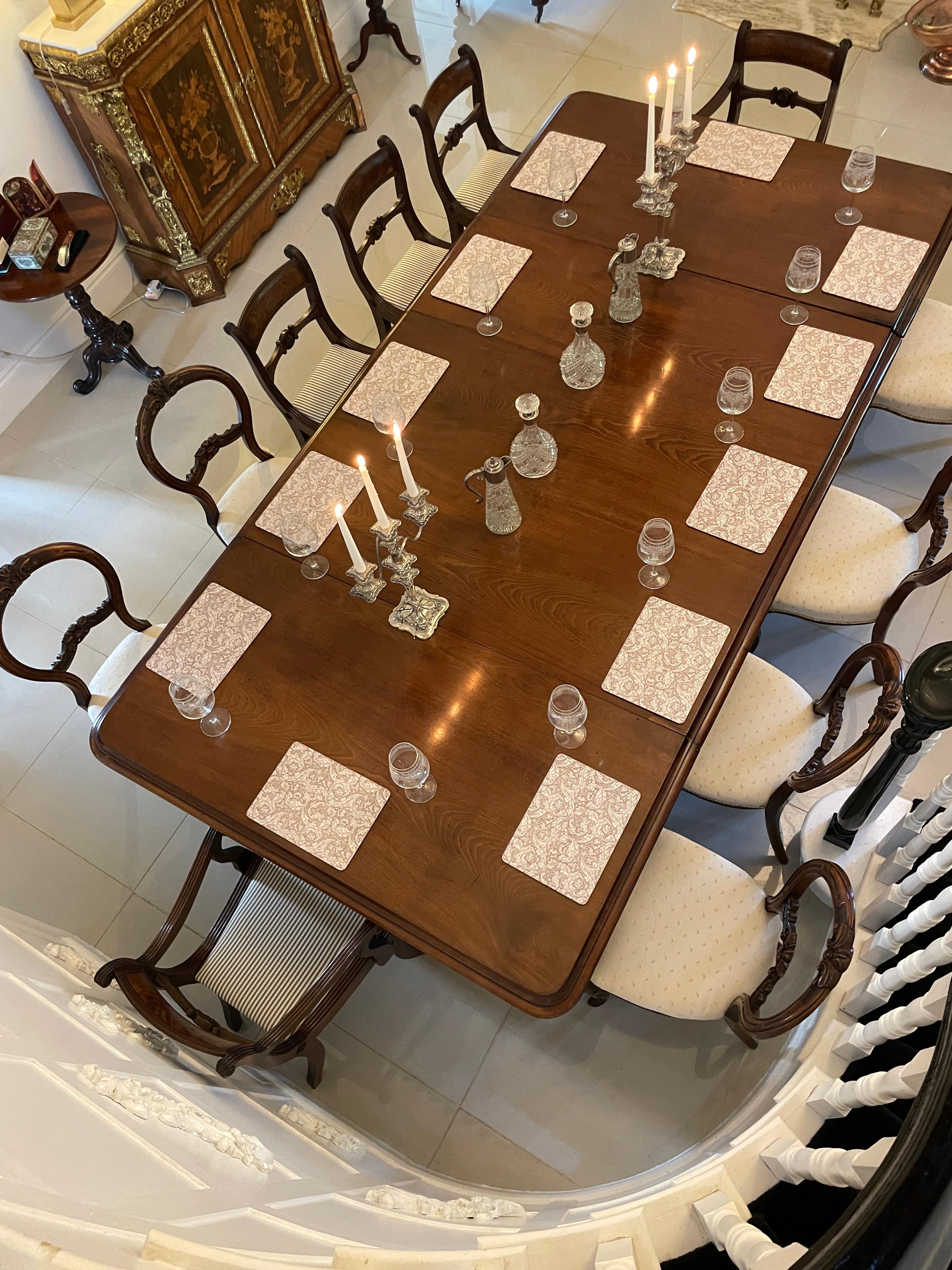 Rara mesa de comedor irlandesa metamórfica antigua victoriana de 12/14 plazas de caoba figurada de magnífica calidad 
con una encimera de caoba figurada de excelente calidad, con un doble borde moldeado en forma de pulgar, sobre ocho patas cónicas