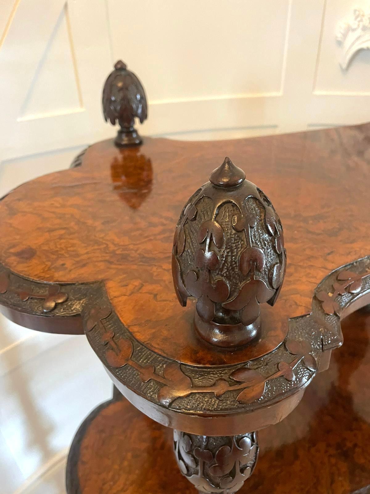Raro irlandés antiguo de calidad de exposición independiente de madera de nogal tallada Whatnot en venta 7