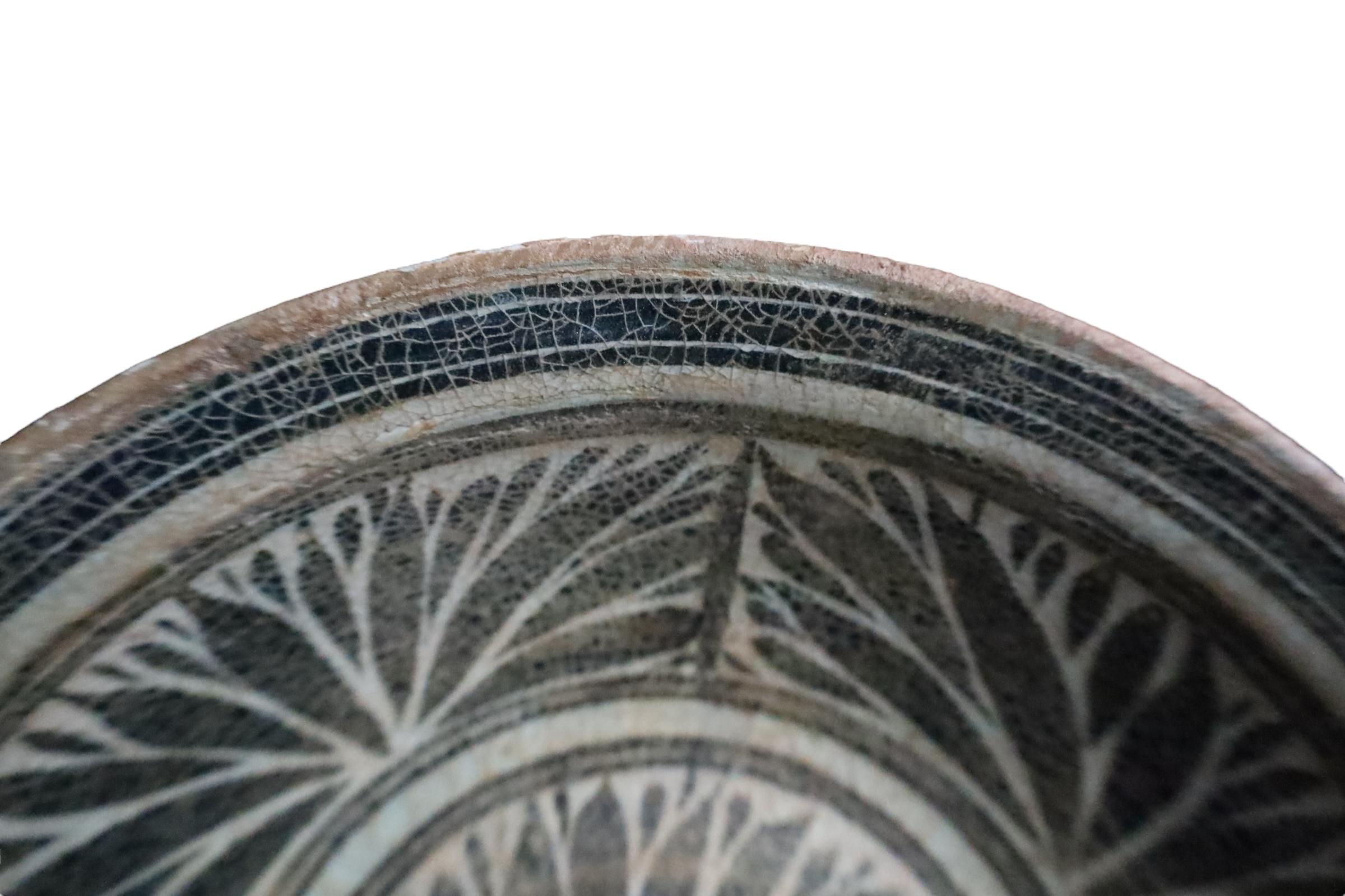 Raro plato de cerámica vidriada con hierro procedente de los hornos de Kalong, norte de Tailandia en venta 3