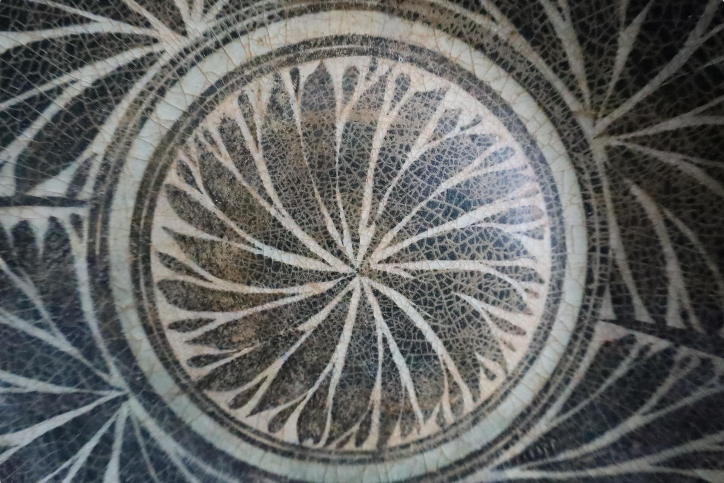 Raro plato de cerámica vidriada con hierro procedente de los hornos de Kalong, norte de Tailandia en venta 4