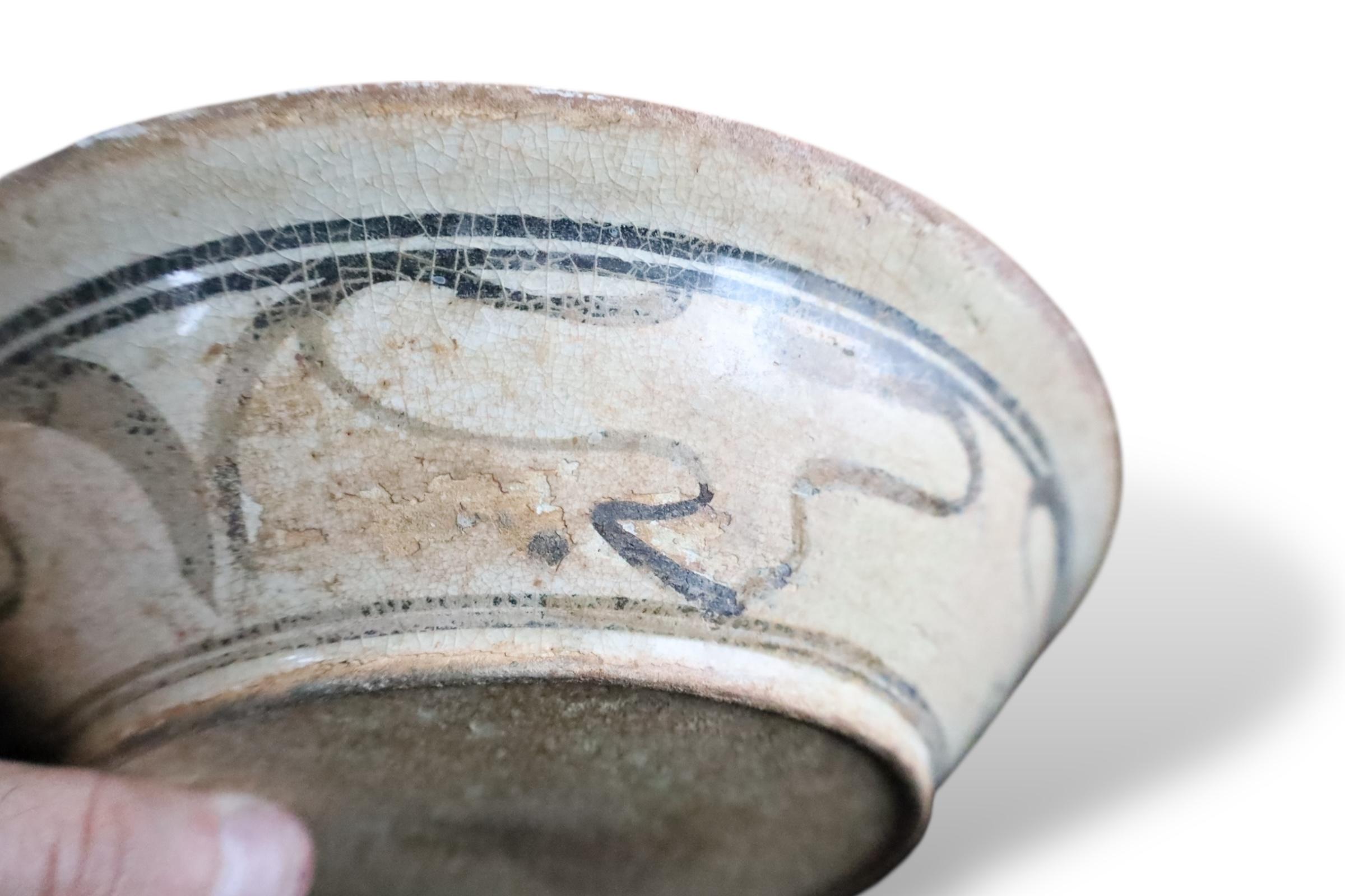 Raro plato de cerámica vidriada con hierro procedente de los hornos de Kalong, norte de Tailandia en venta 7