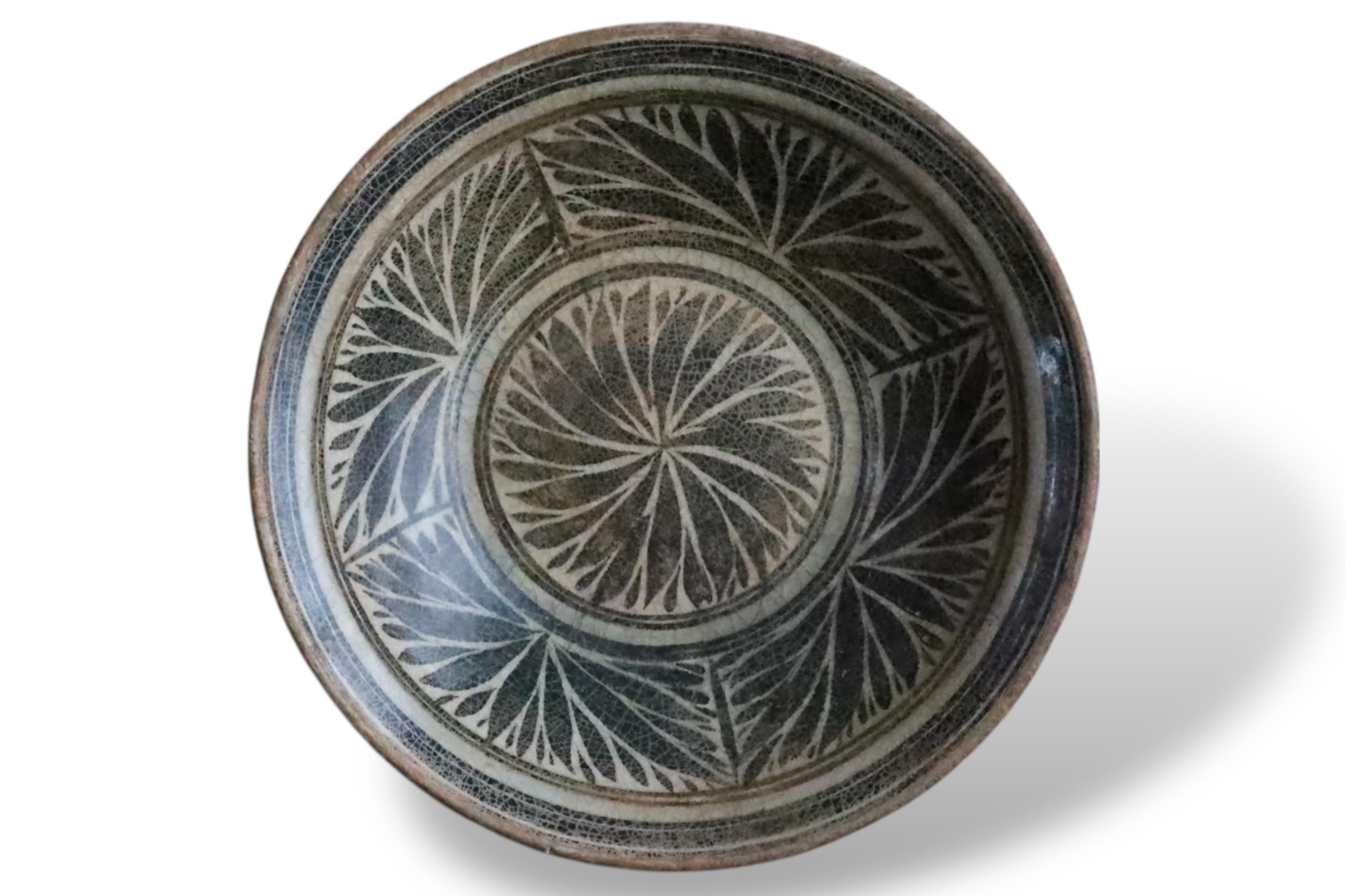 Raro plato de cerámica vidriada con hierro procedente de los hornos de Kalong, norte de Tailandia Tailandés en venta