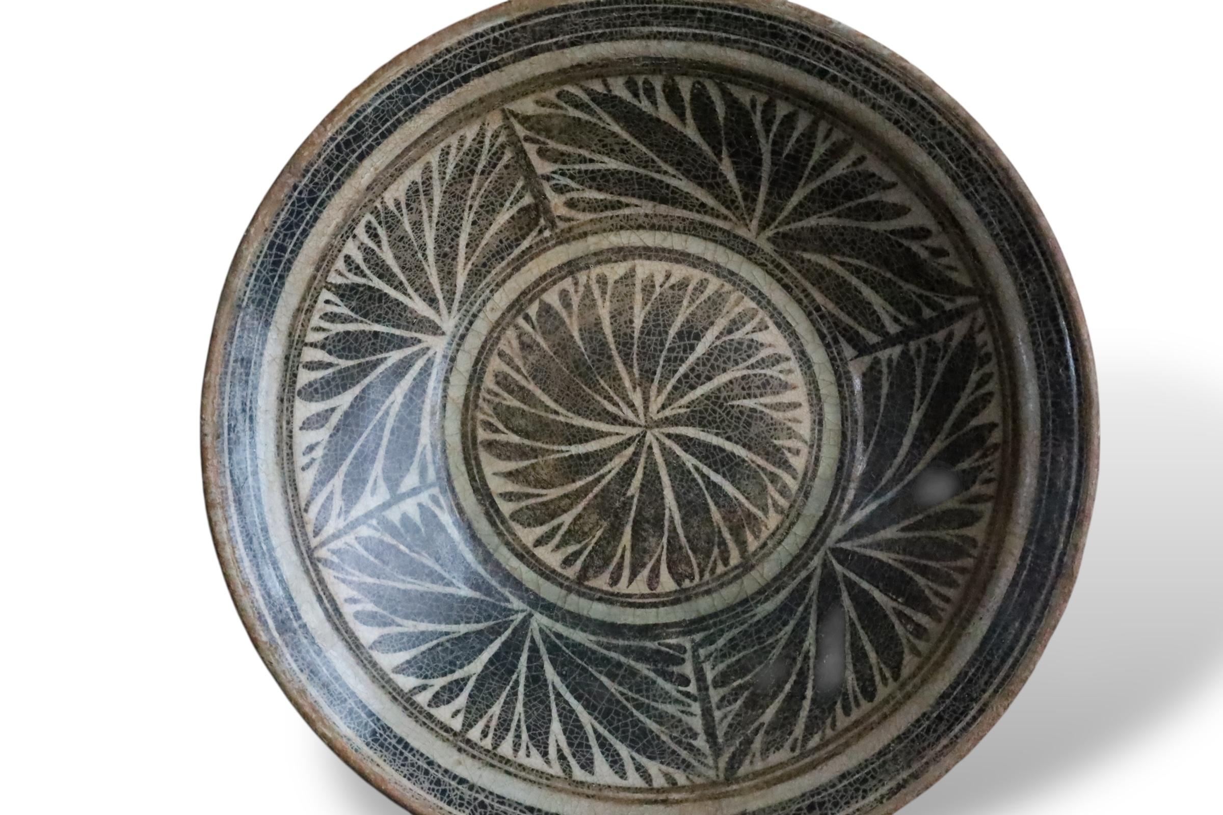 Raro plato de cerámica vidriada con hierro procedente de los hornos de Kalong, norte de Tailandia Hecho a mano en venta