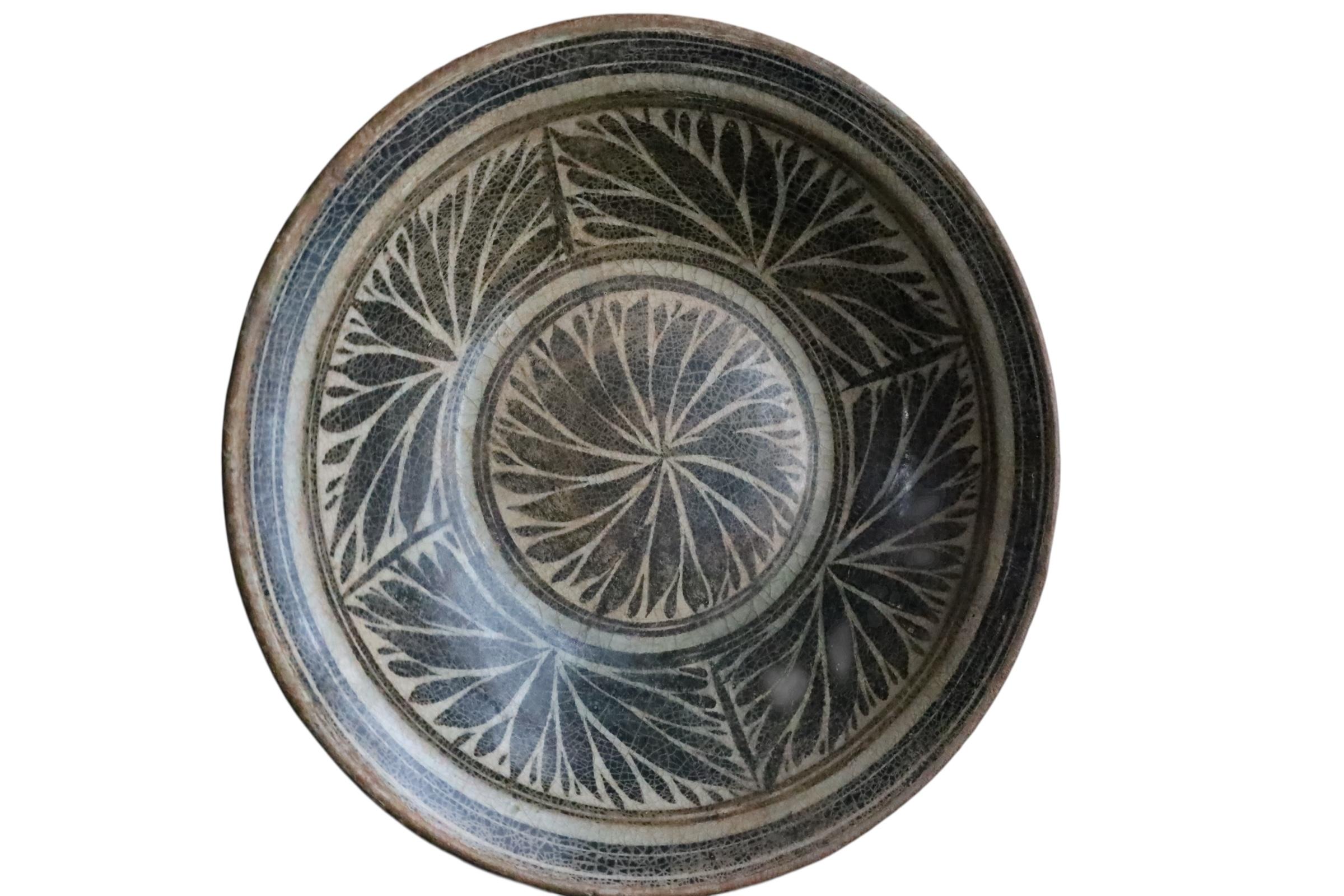 Raro plato de cerámica vidriada con hierro procedente de los hornos de Kalong, norte de Tailandia en Bueno estado para la venta en Fukuoka, JP