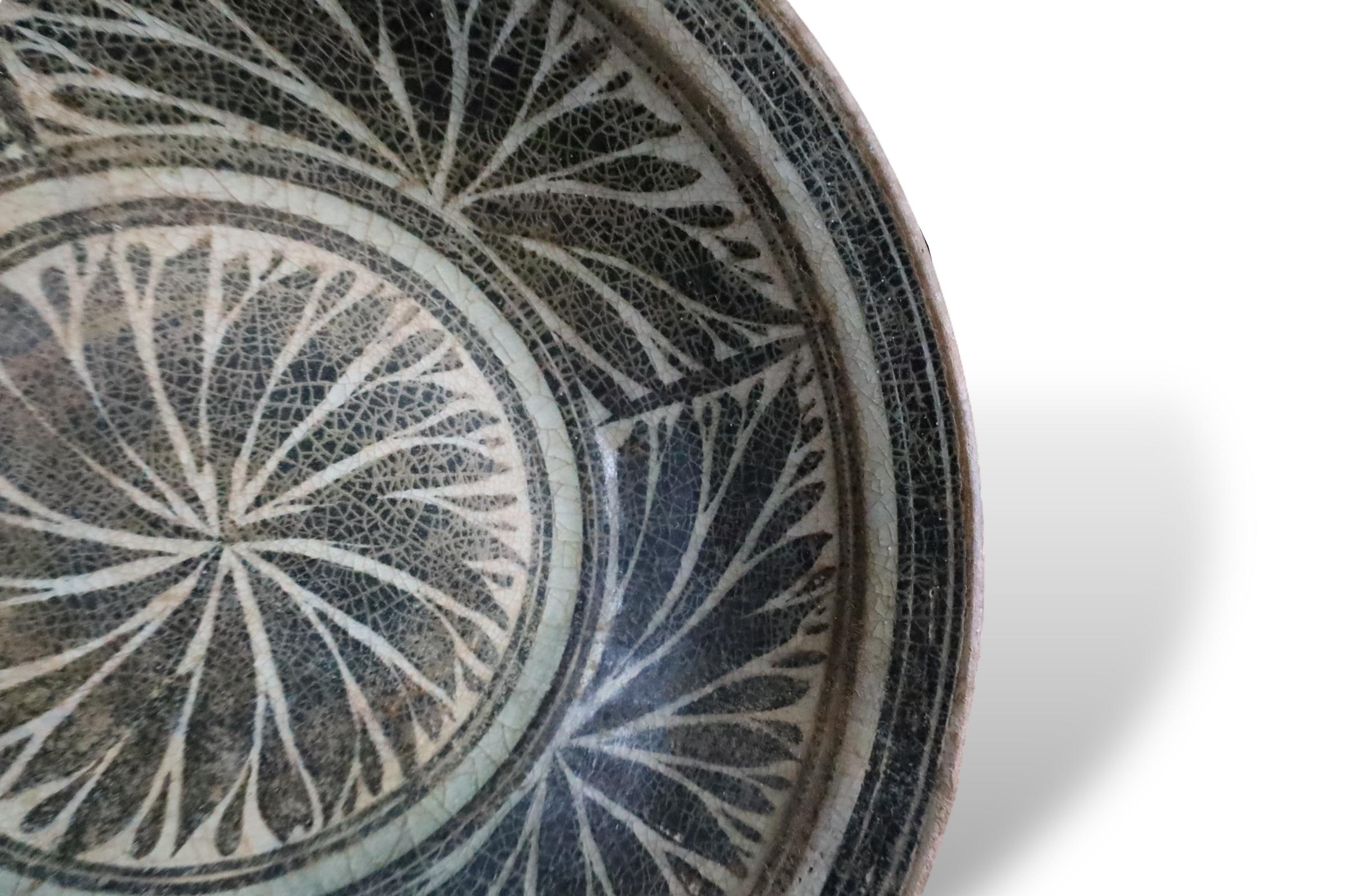 Raro plato de cerámica vidriada con hierro procedente de los hornos de Kalong, norte de Tailandia Cerámico en venta