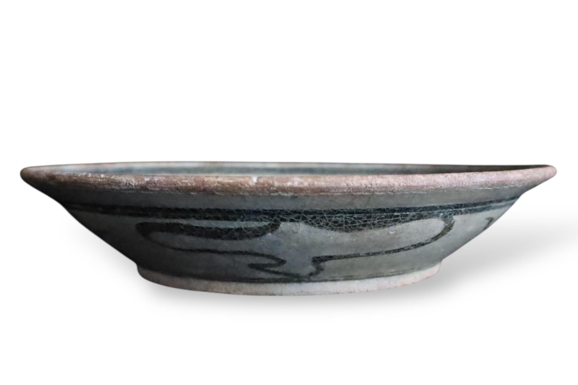 Raro plato de cerámica vidriada con hierro procedente de los hornos de Kalong, norte de Tailandia en venta 2