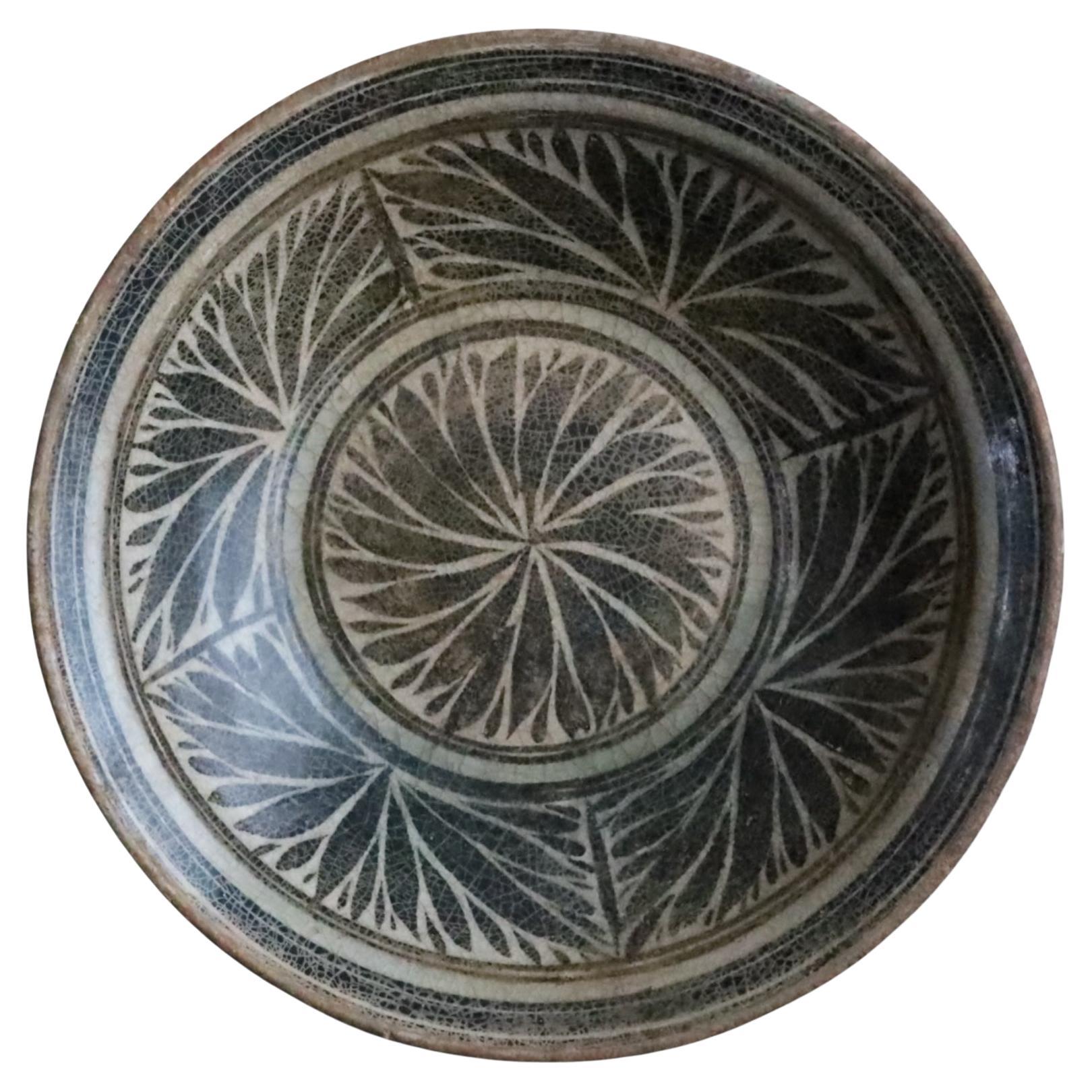 Raro plato de cerámica vidriada con hierro procedente de los hornos de Kalong, norte de Tailandia en venta