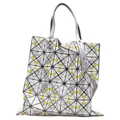 bolso tote raro ISSEY MIYAKE BAO BAO Prisma amarillo blanco plateado estampado geométrico