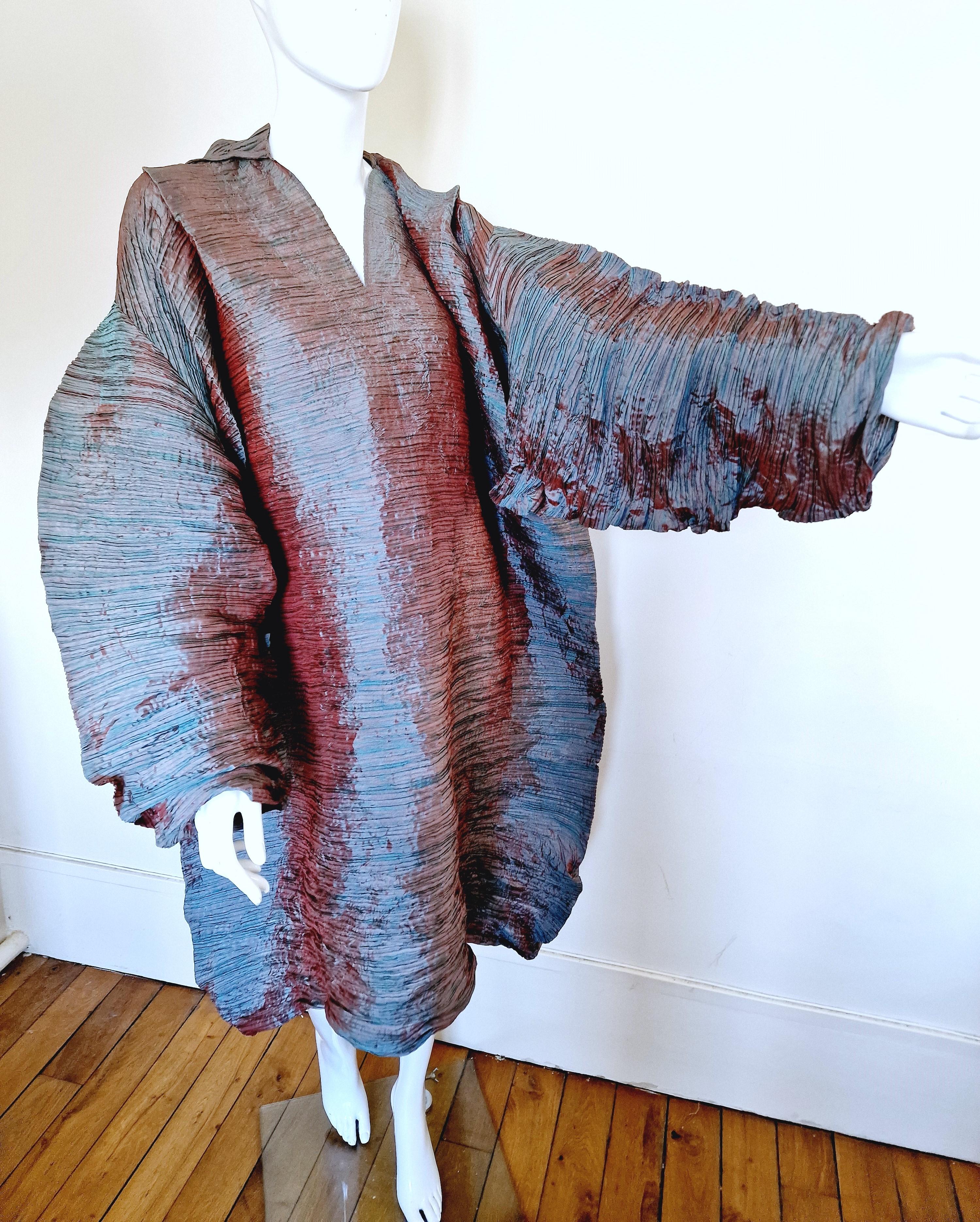 RARE Issey Miyake dress ! Like a sculpture!
Museum piece!
The collar can be opened or closed.
Huge extra long bell sleeves.

EXCELLENT condition!

SIZE
One size. It fits from XS to 3XL.
Marked size: Medium.
Length: 101 cm / 39.8 inch
Bust: 83 cm /